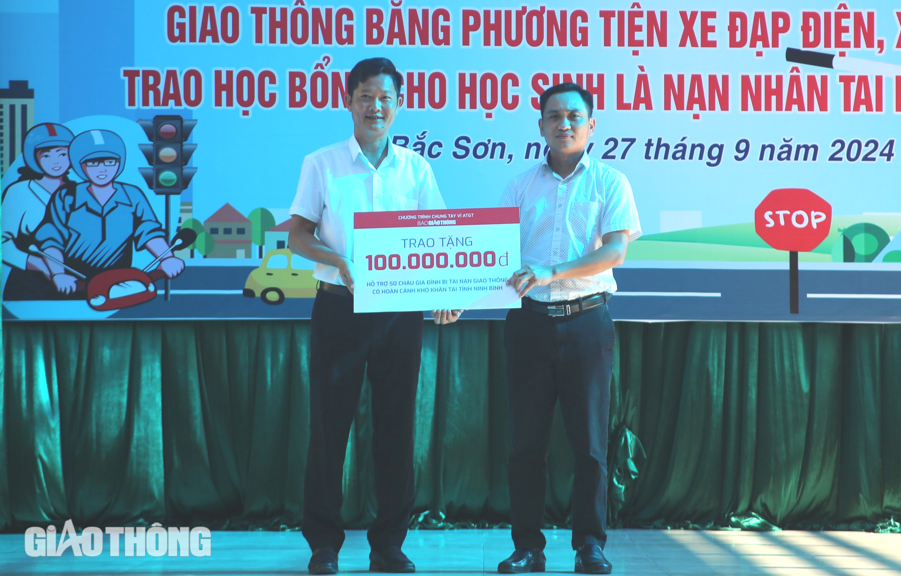 Báo Giao thông trao 50 suất học bổng cho học sinh là nạn nhân TNGT ở Ninh Bình- Ảnh 3.