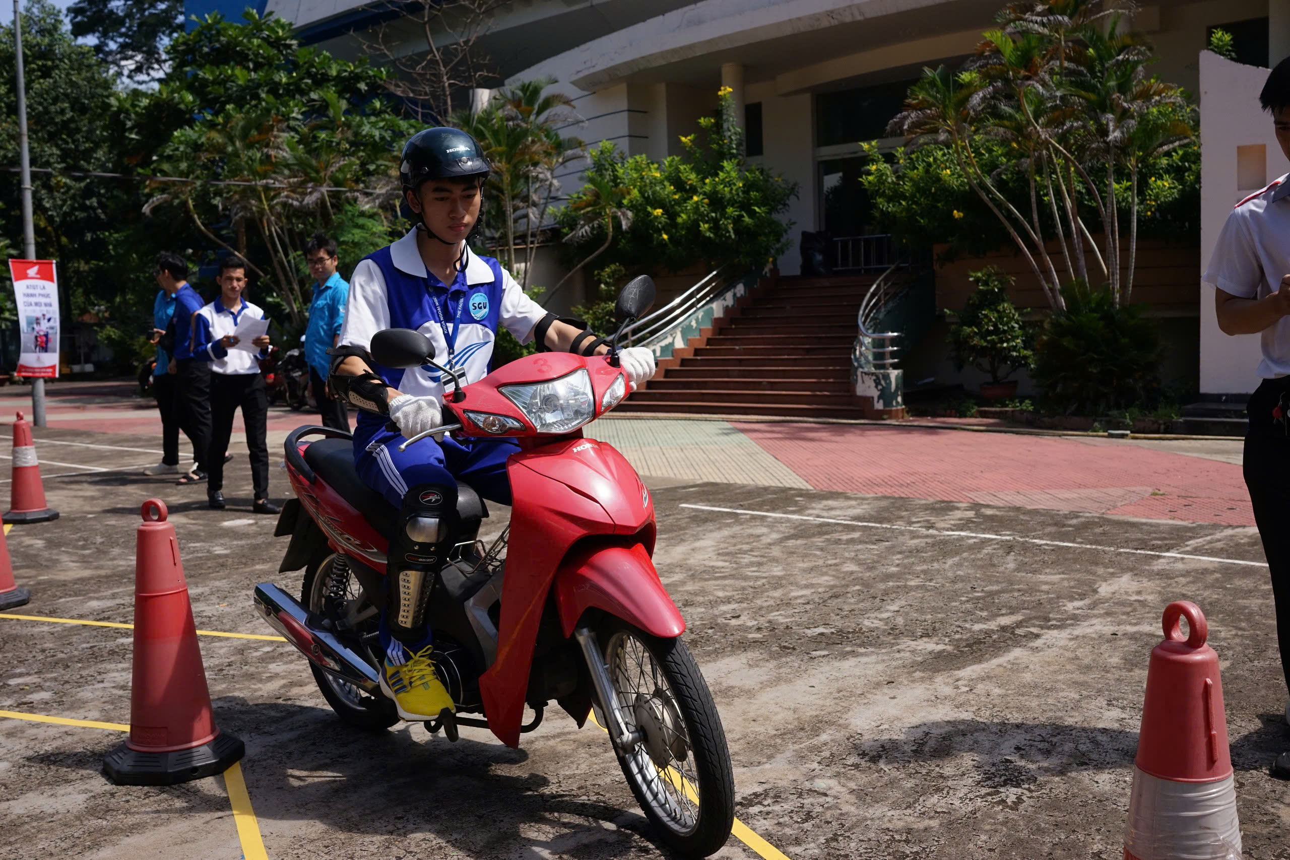 TP.HCM: Tập huấn lái xe an toàn cho 100 đoàn viên, thanh niên- Ảnh 1.