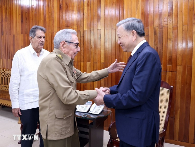 Tổng Bí thư, Chủ tịch nước Tô Lâm chào Lãnh tụ cách mạng, Đại tướng Raul Castro- Ảnh 1.