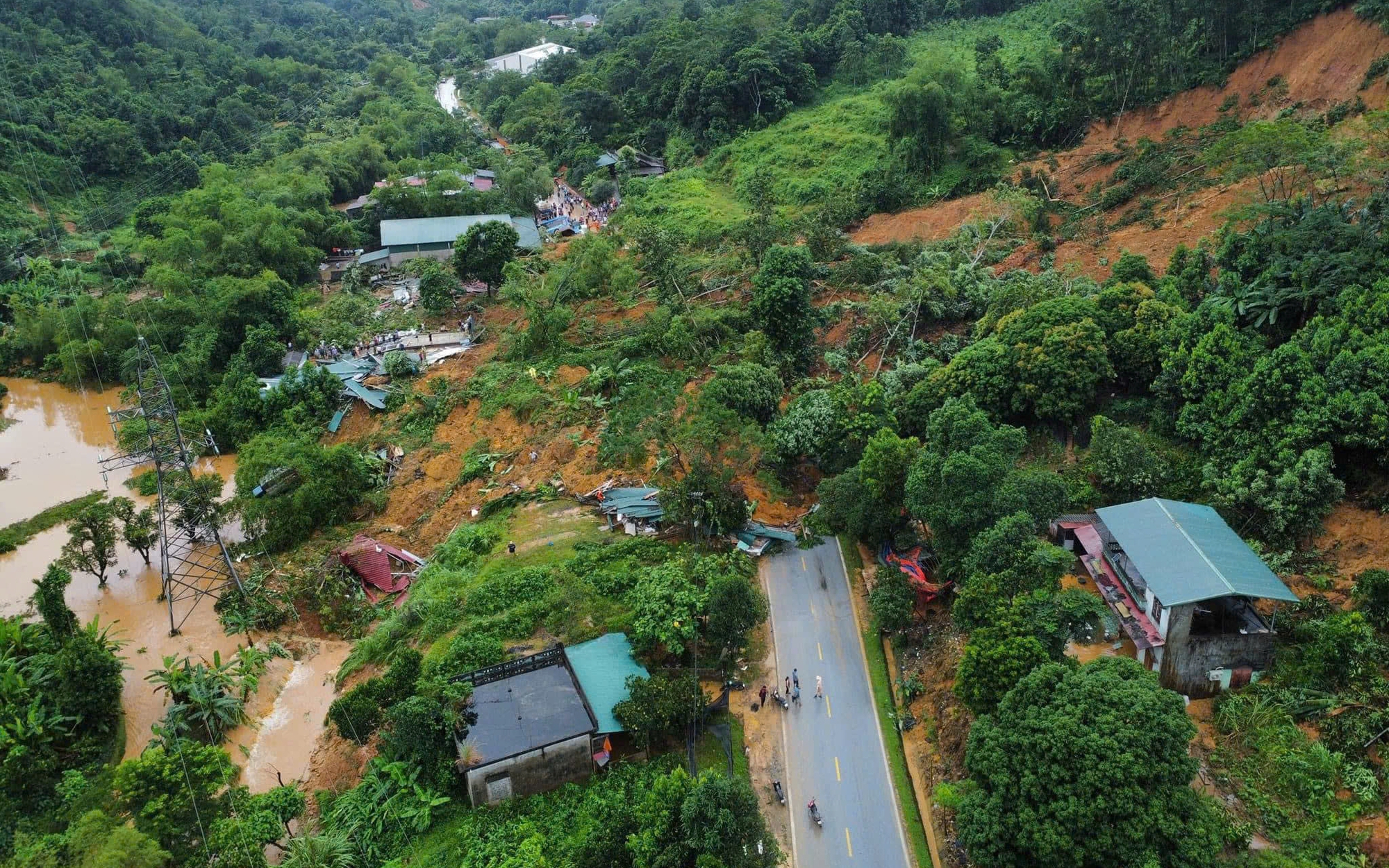 Hà Giang: Sạt lở đất trên QL2, 5 ô tô bị vùi lấp, 2 người mất tích