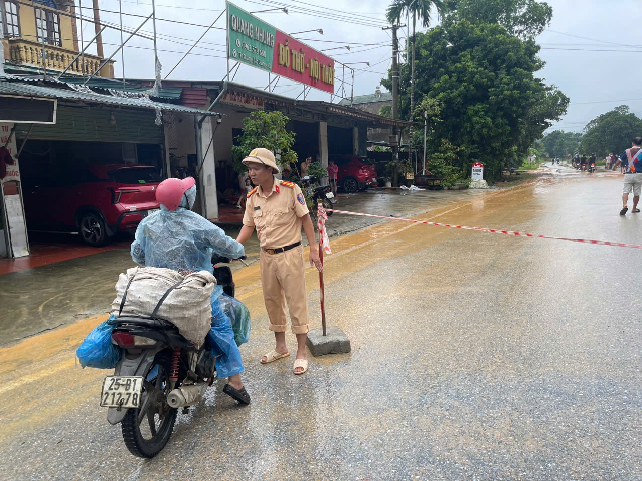 Hà Giang: Sạt lở đất trên QL2, cấm toàn bộ các phương tiện- Ảnh 1.