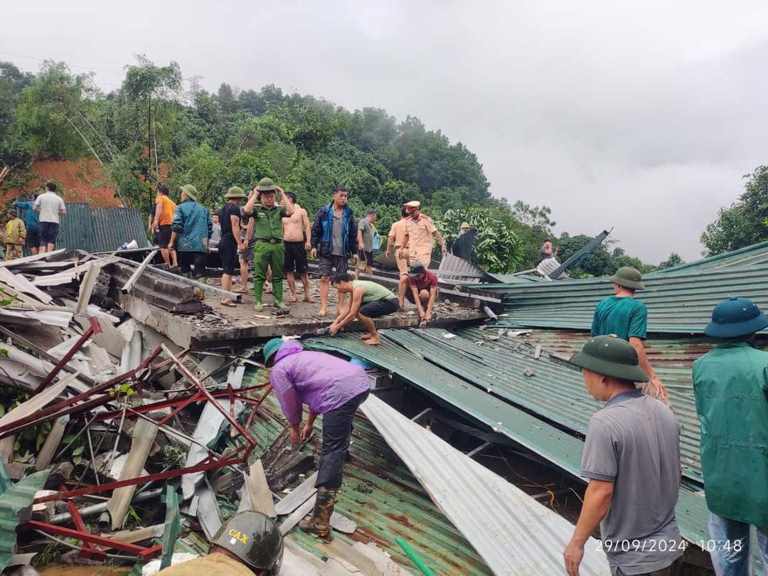 Hà Giang: Sạt lở đất trên QL2, cấm toàn bộ các phương tiện- Ảnh 2.