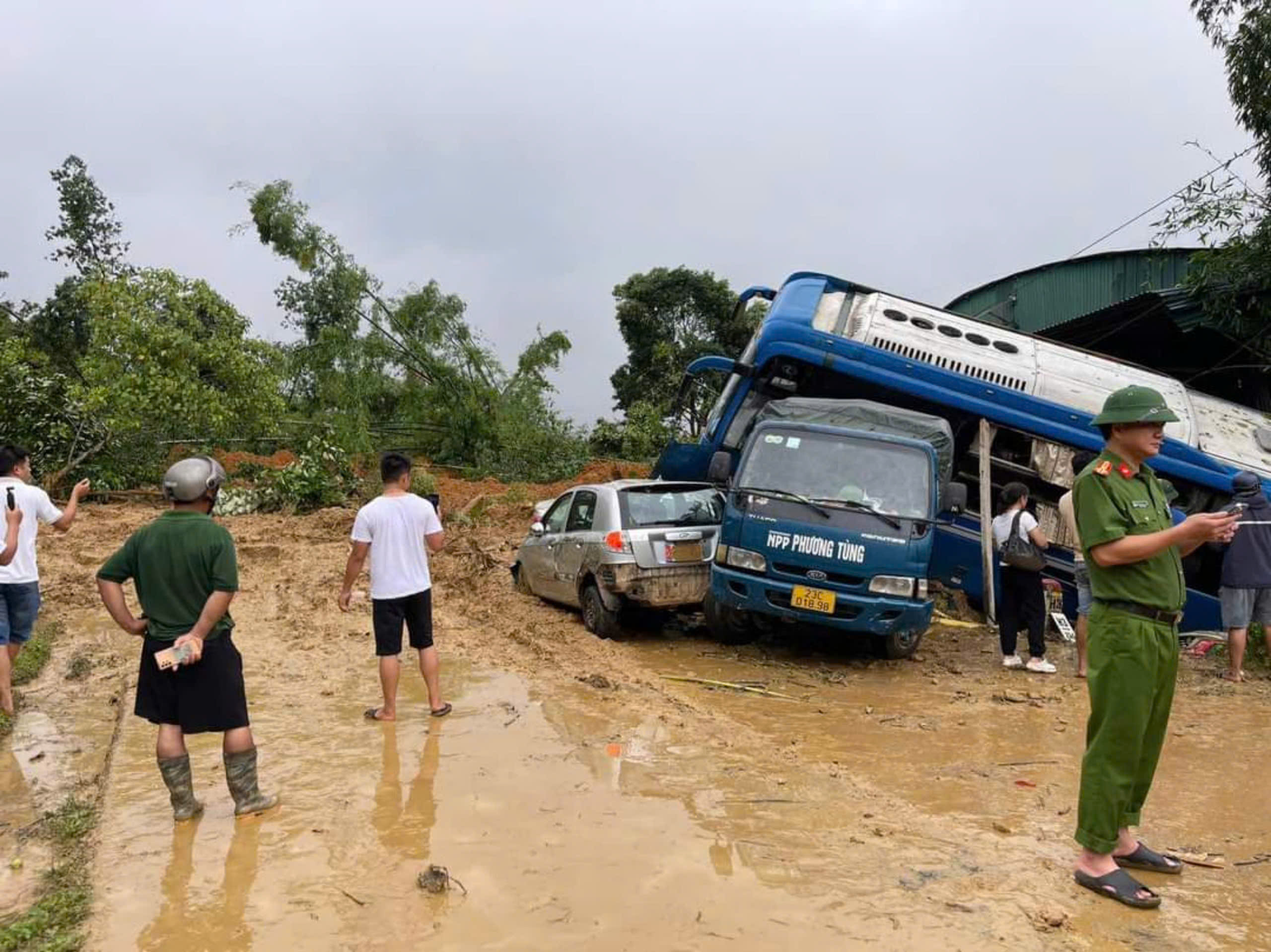 Vụ sạt lở đất ở Hà Giang đang được cứu hộ ra sao?- Ảnh 5.