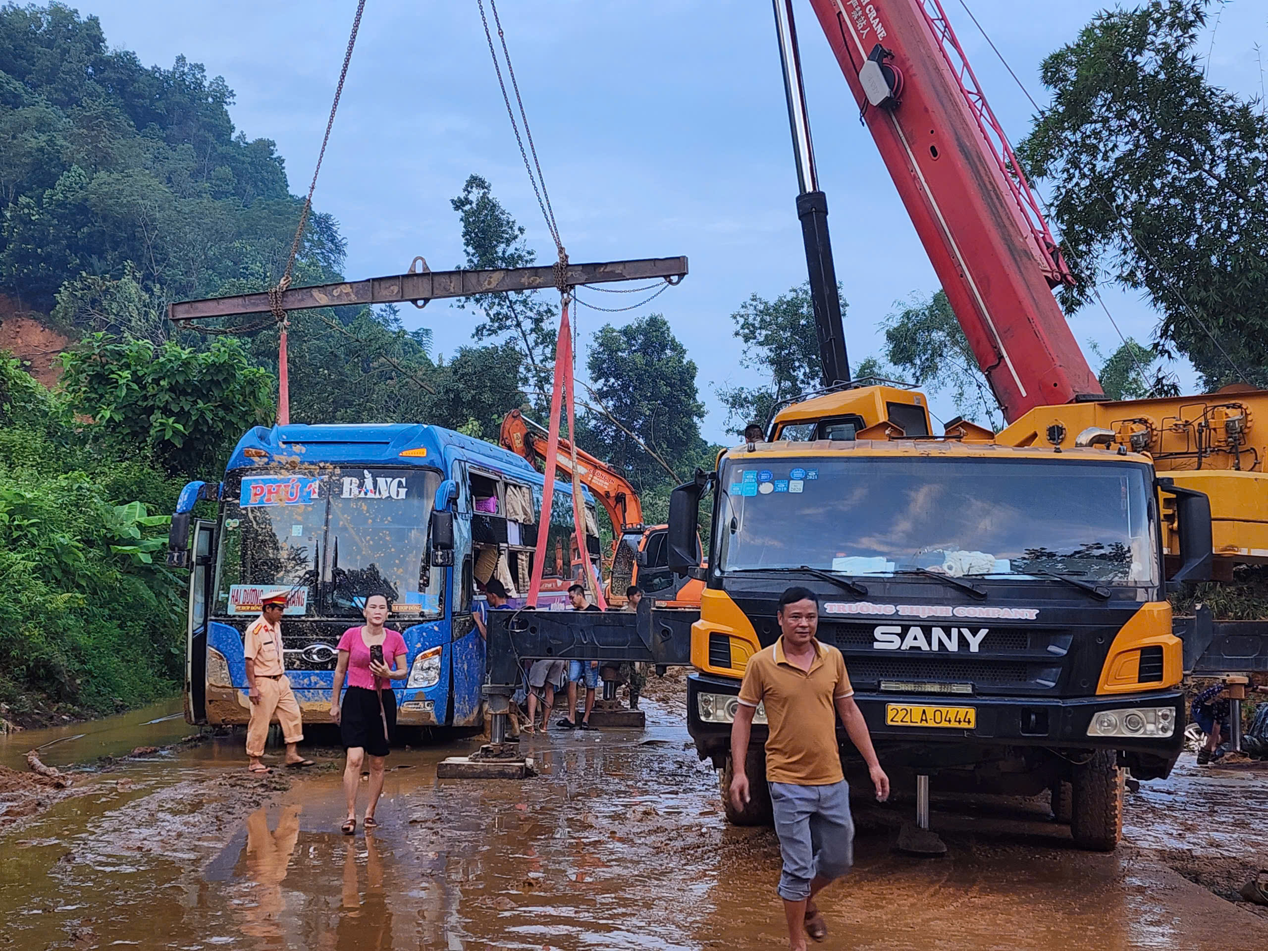 Vụ sạt lở đất ở Hà Giang đang được cứu hộ ra sao?- Ảnh 6.