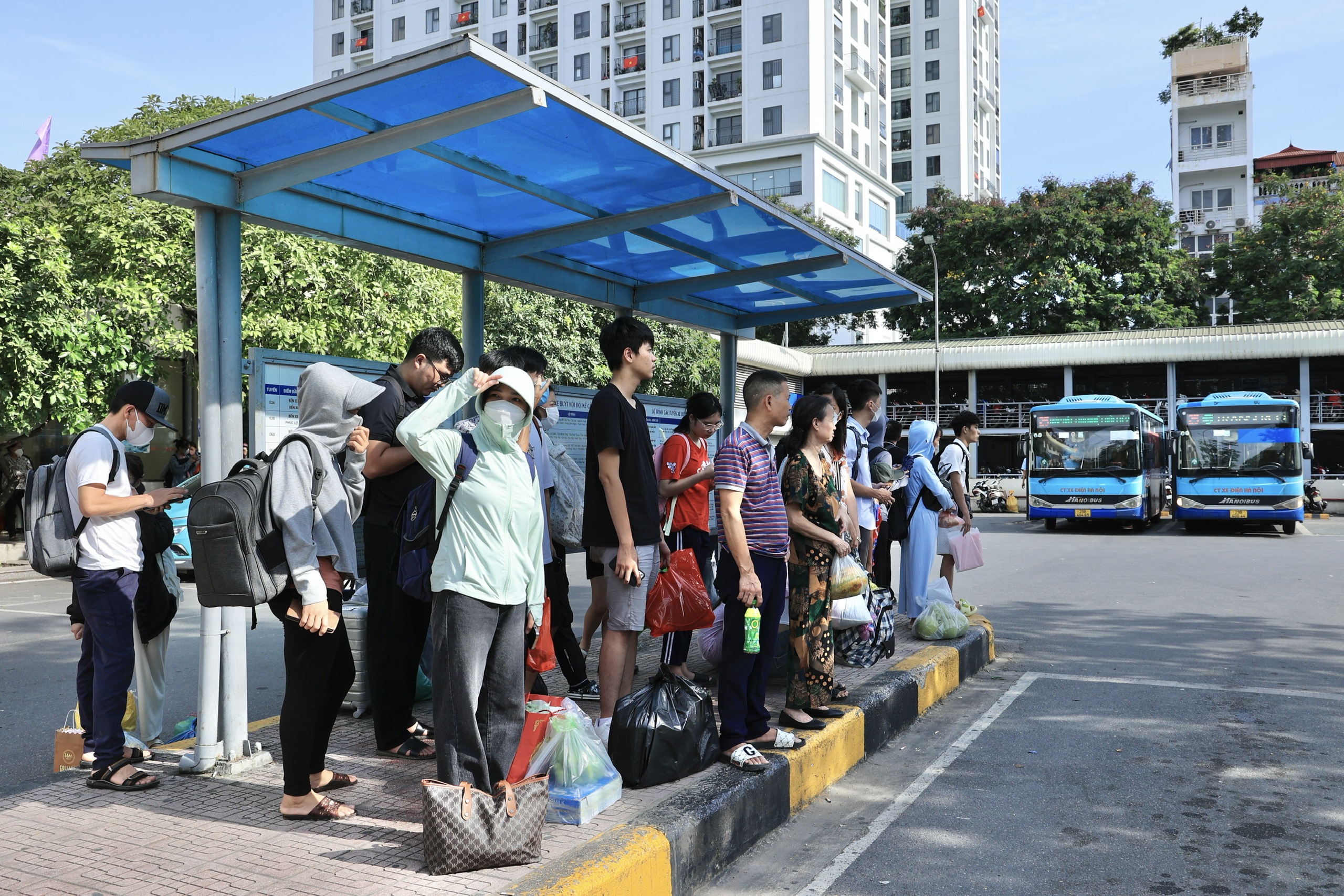 Người dân tay xách nách mang trở lại Hà Nội, bến xe đông nghẹt- Ảnh 19.