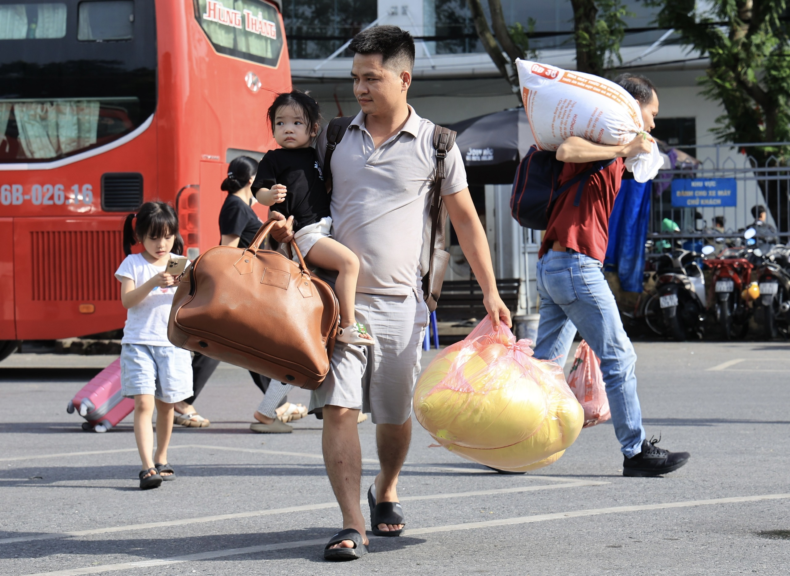 Người dân tay xách nách mang trở lại Hà Nội, bến xe đông nghẹt- Ảnh 16.