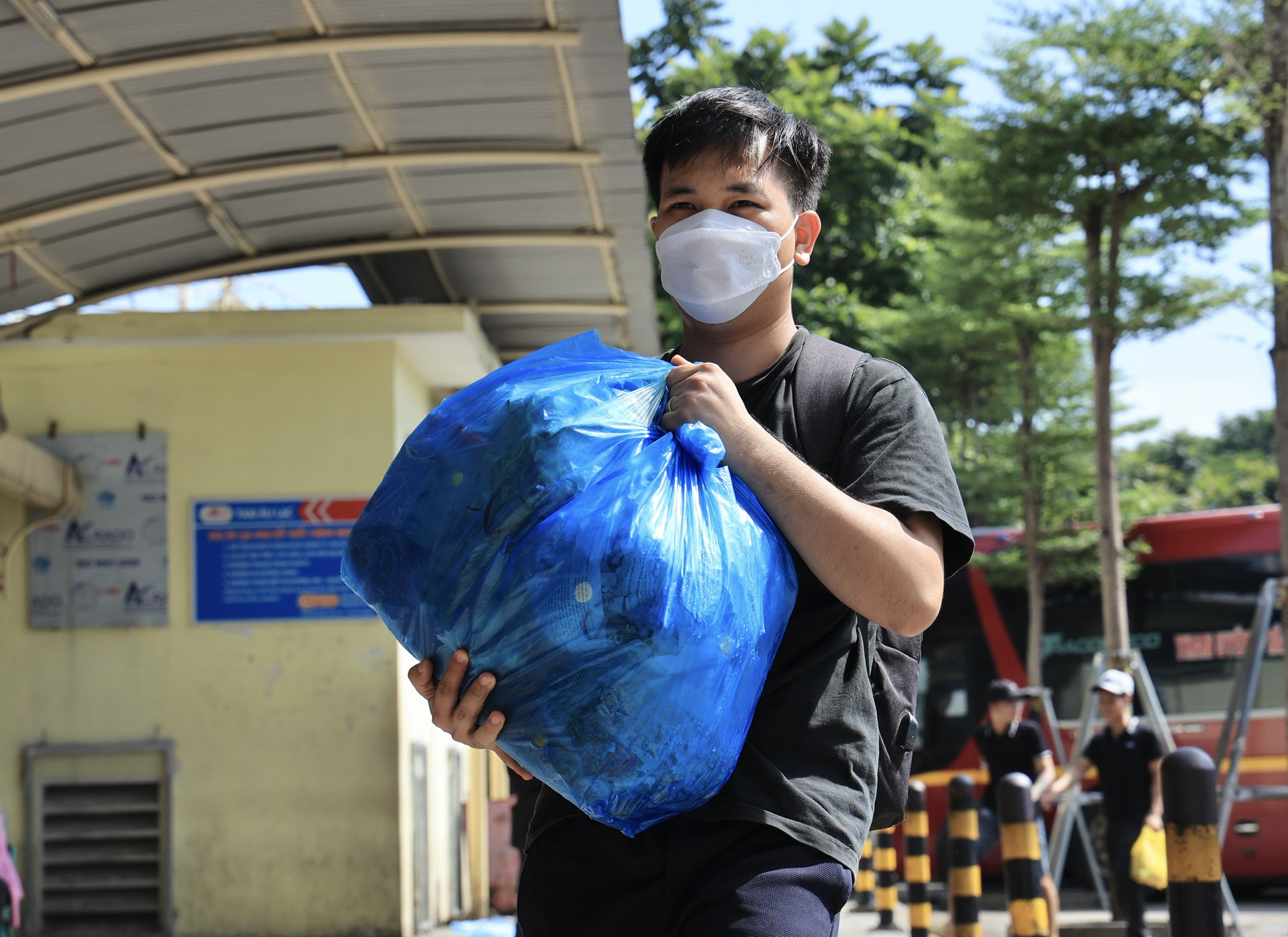 Người dân tay xách nách mang trở lại Hà Nội, bến xe đông nghẹt- Ảnh 3.