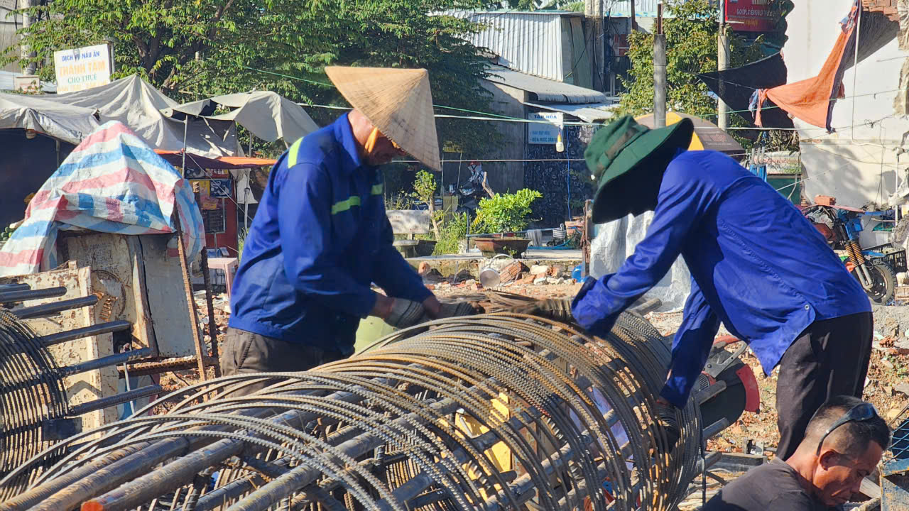 Hơn 4.000 công nhân, kỹ sư chạy đua tiến độ trên cao tốc 20 nghìn tỷ dịp 2/9- Ảnh 2.