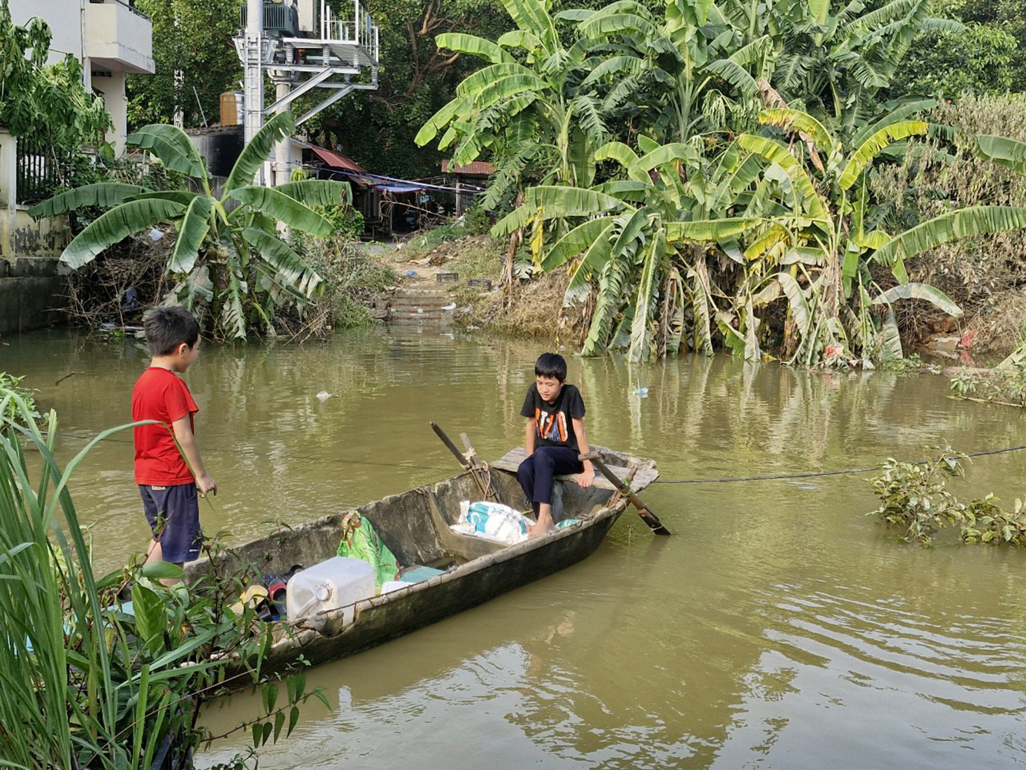 Chèo thuyền, nô đùa trên sông Cầu là thú vui của nhiều đứa trẻ tại làng Nguyệt Đức