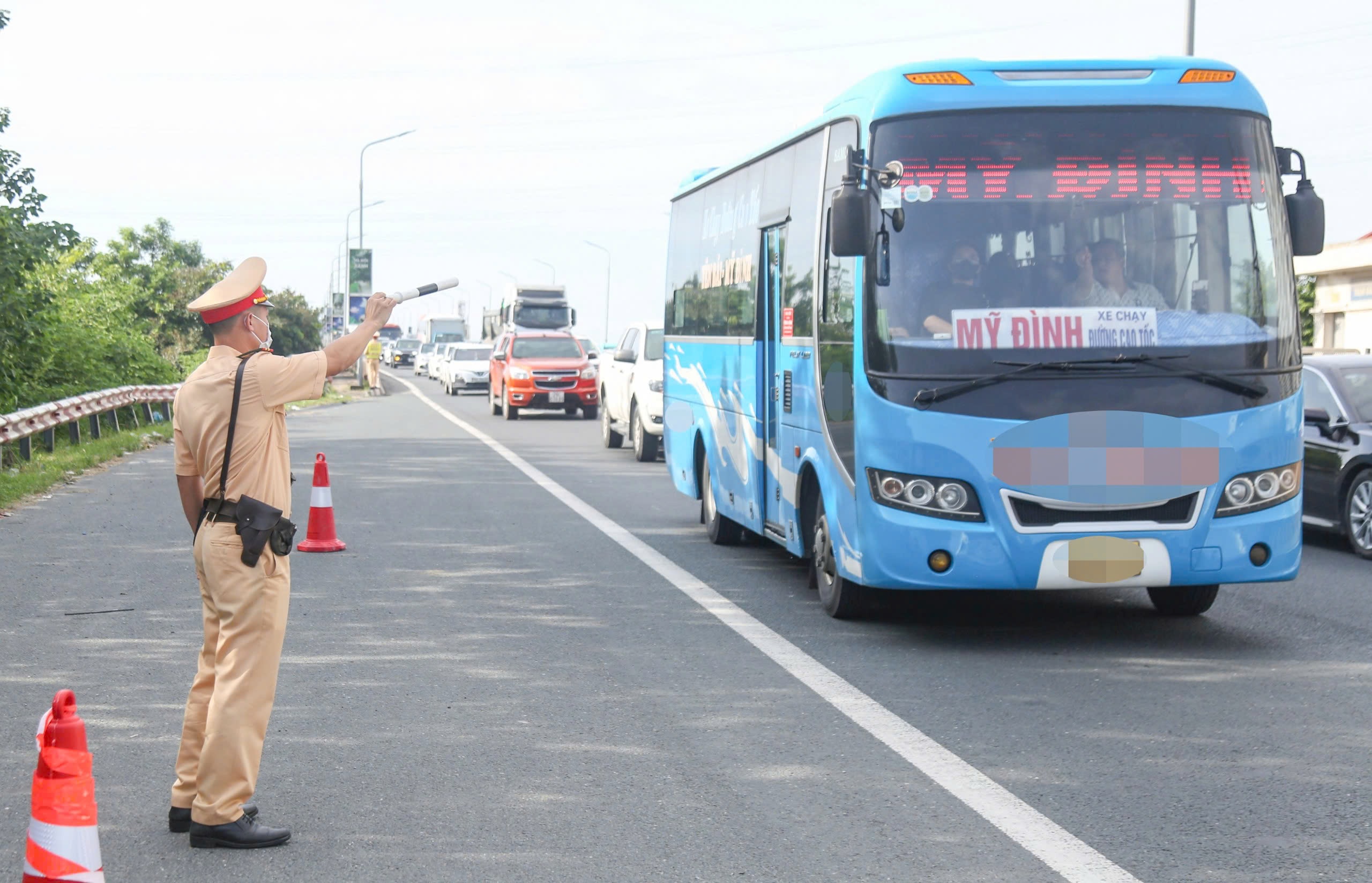 Mạnh tay phạt bến cóc, xe dù, nhồi nhét khách dịp nghỉ lễ 2/9- Ảnh 1.