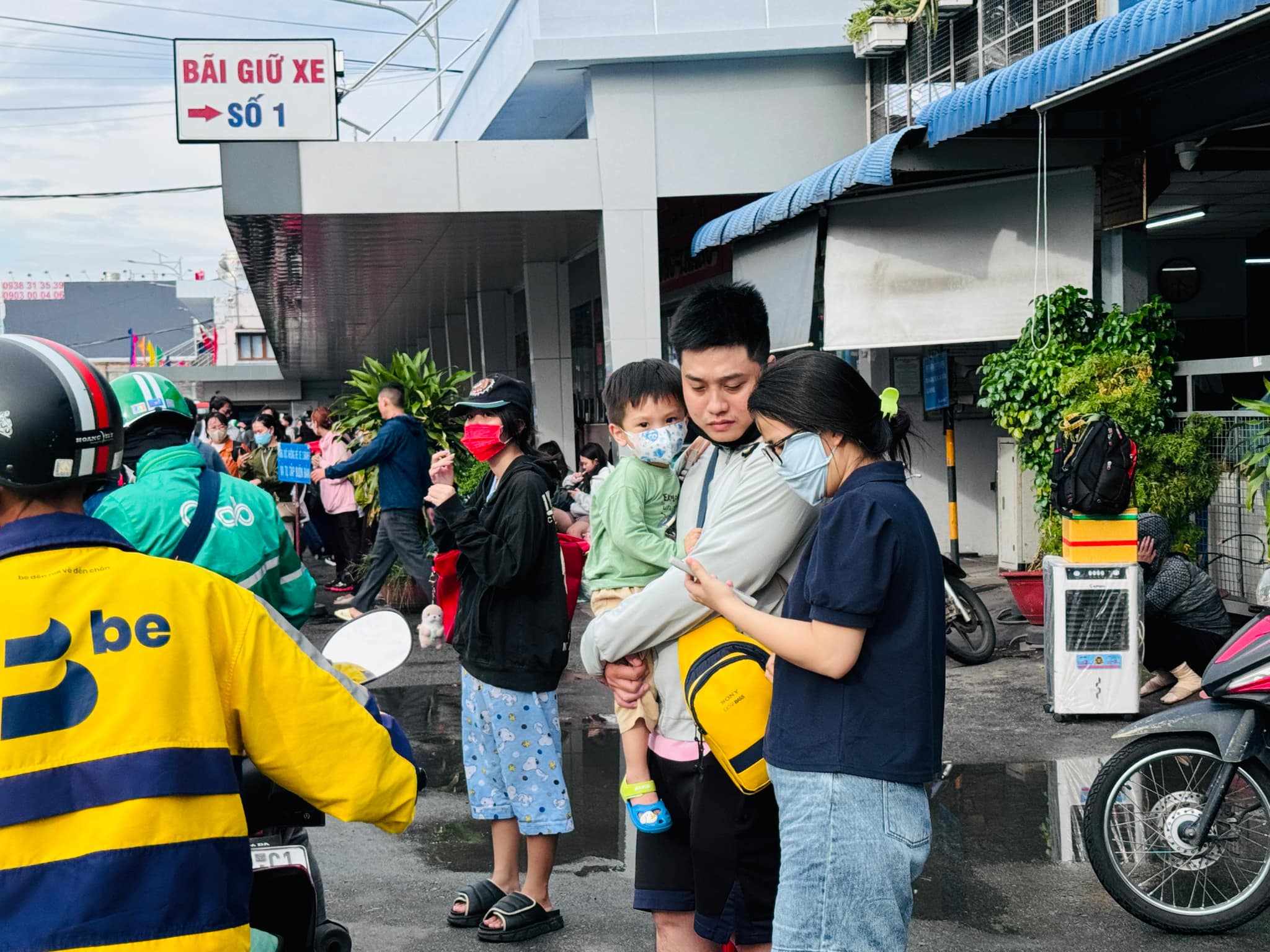 Người dân tay xách nách mang trở lại TP.HCM sau nghỉ lễ- Ảnh 12. Người dân tay xách nách mang trở lại TP.HCM sau nghỉ lễ- Ảnh 12.