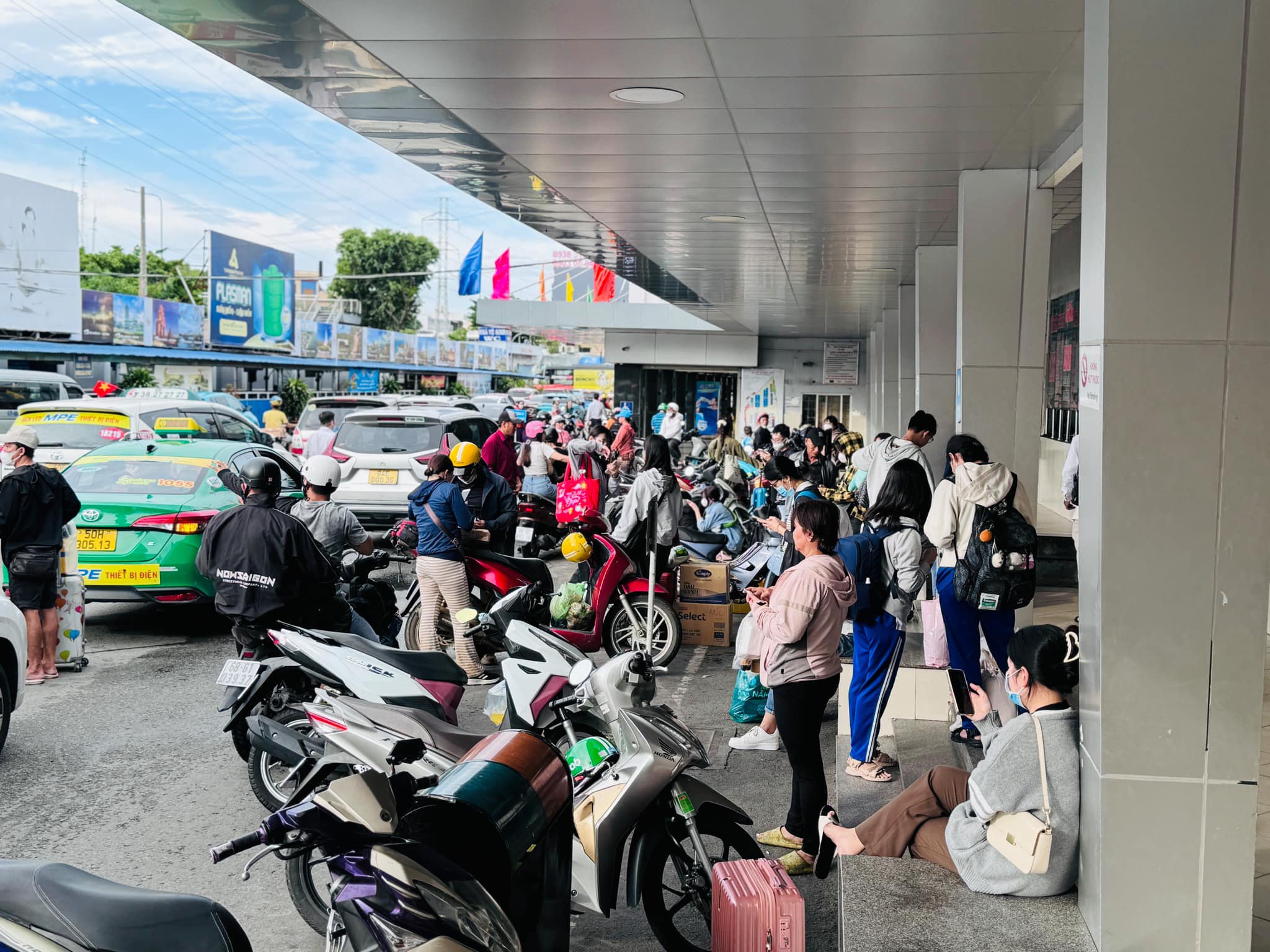 Người dân tay xách nách mang trở lại TP.HCM sau nghỉ lễ- Ảnh 8. Người dân tay xách nách mang trở lại TP.HCM sau nghỉ lễ- Ảnh 8.