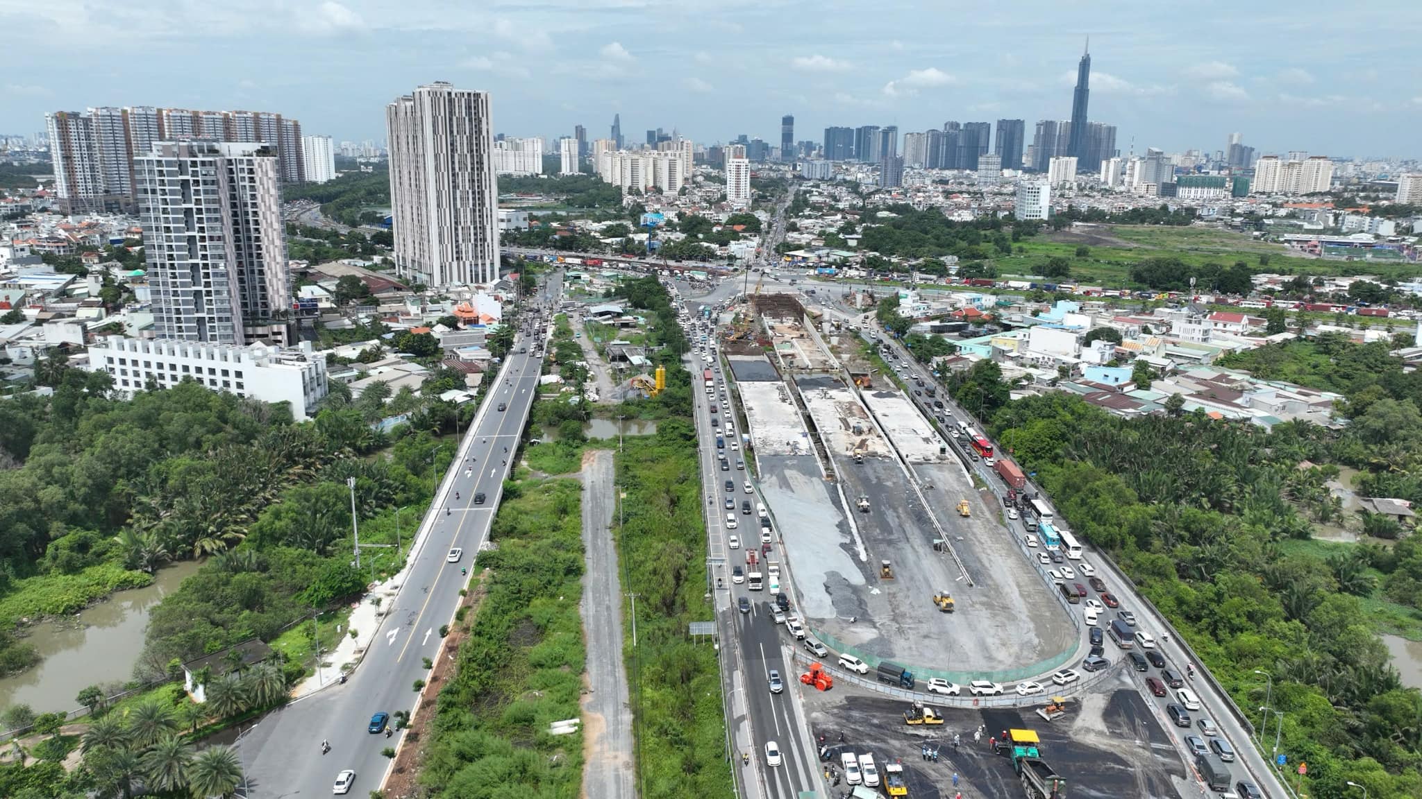 Người dân tay xách nách mang trở lại TP.HCM sau nghỉ lễ- Ảnh 14. Người dân tay xách nách mang trở lại TP.HCM sau nghỉ lễ- Ảnh 14.