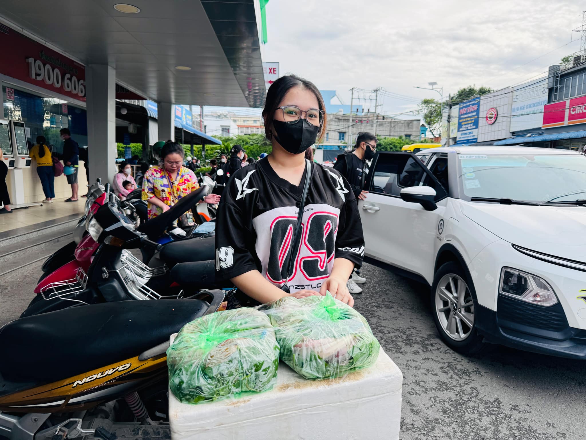 Người dân tay xách nách mang trở lại TP.HCM sau nghỉ lễ- Ảnh 10. Người dân tay xách nách mang trở lại TP.HCM sau nghỉ lễ- Ảnh 10.