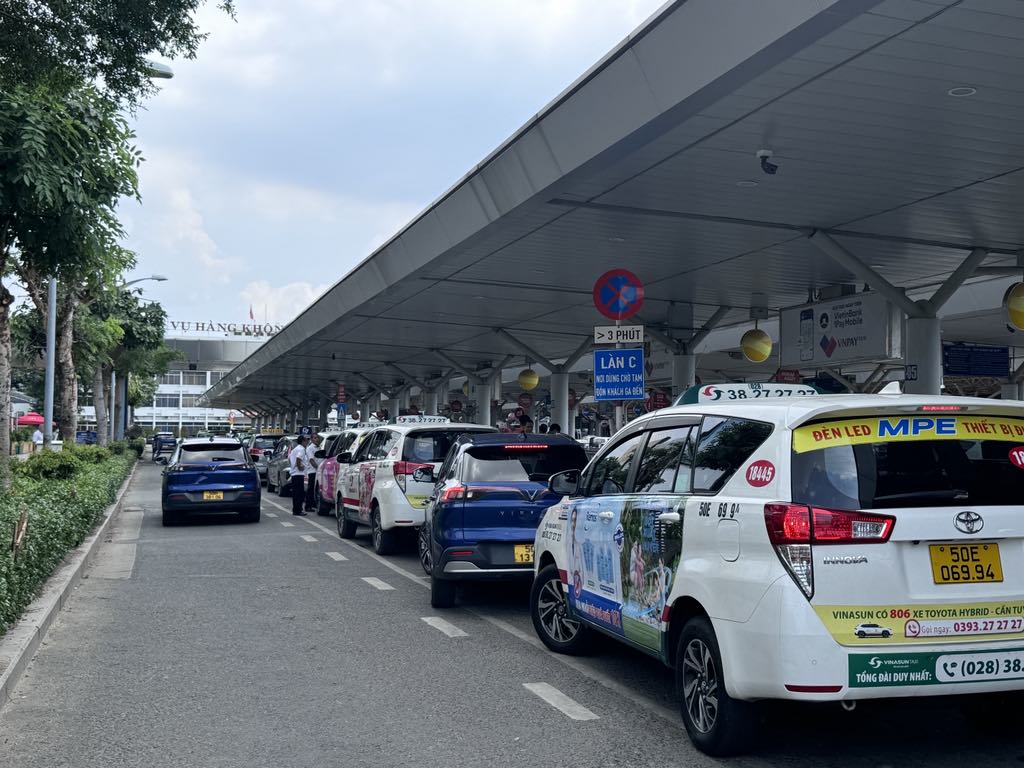 Người dân tay xách nách mang trở lại TP.HCM sau nghỉ lễ- Ảnh 15. Người dân tay xách nách mang trở lại TP.HCM sau nghỉ lễ- Ảnh 15.