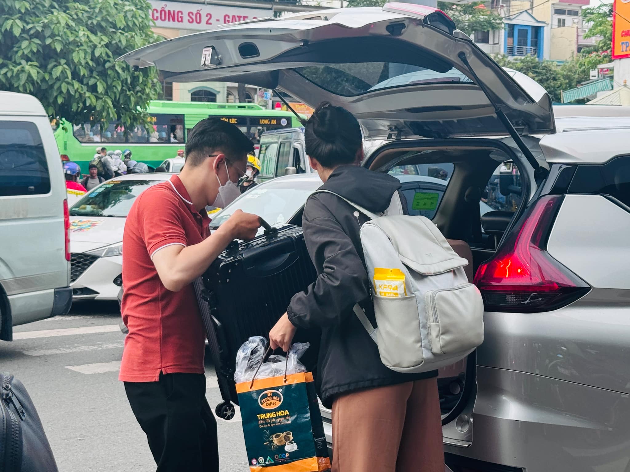 Người dân tay xách nách mang trở lại TP.HCM sau nghỉ lễ- Ảnh 13. Người dân tay xách nách mang trở lại TP.HCM sau nghỉ lễ- Ảnh 13.