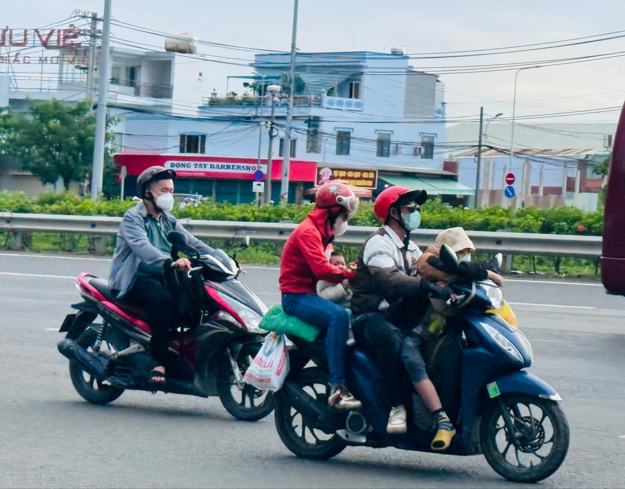 Người dân tay xách nách mang trở lại TP.HCM sau nghỉ lễ- Ảnh 6. Người dân tay xách nách mang trở lại TP.HCM sau nghỉ lễ- Ảnh 6.