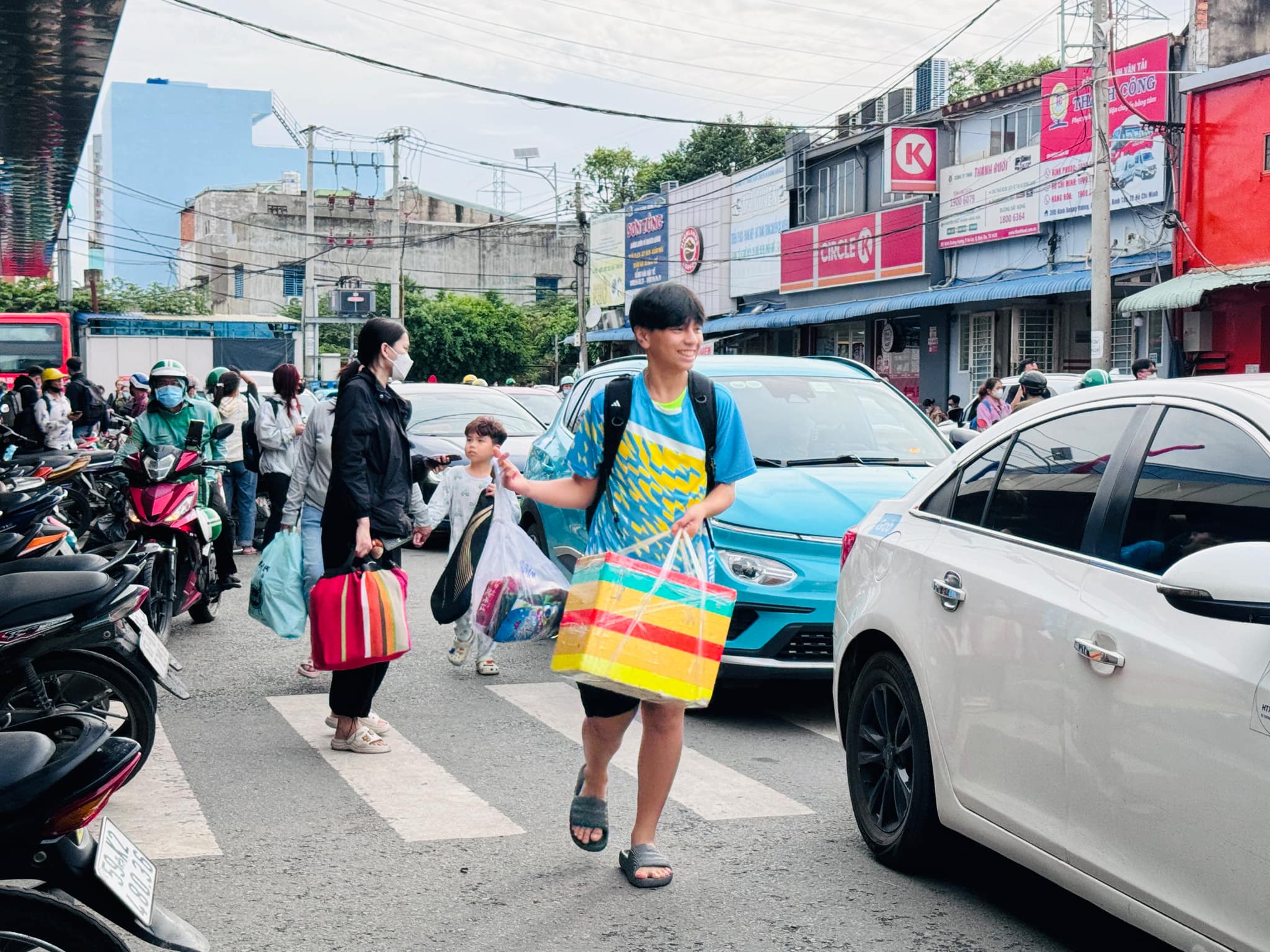Người dân tay xách nách mang trở lại TP.HCM sau nghỉ lễ- Ảnh 9. Người dân tay xách nách mang trở lại TP.HCM sau nghỉ lễ- Ảnh 9.