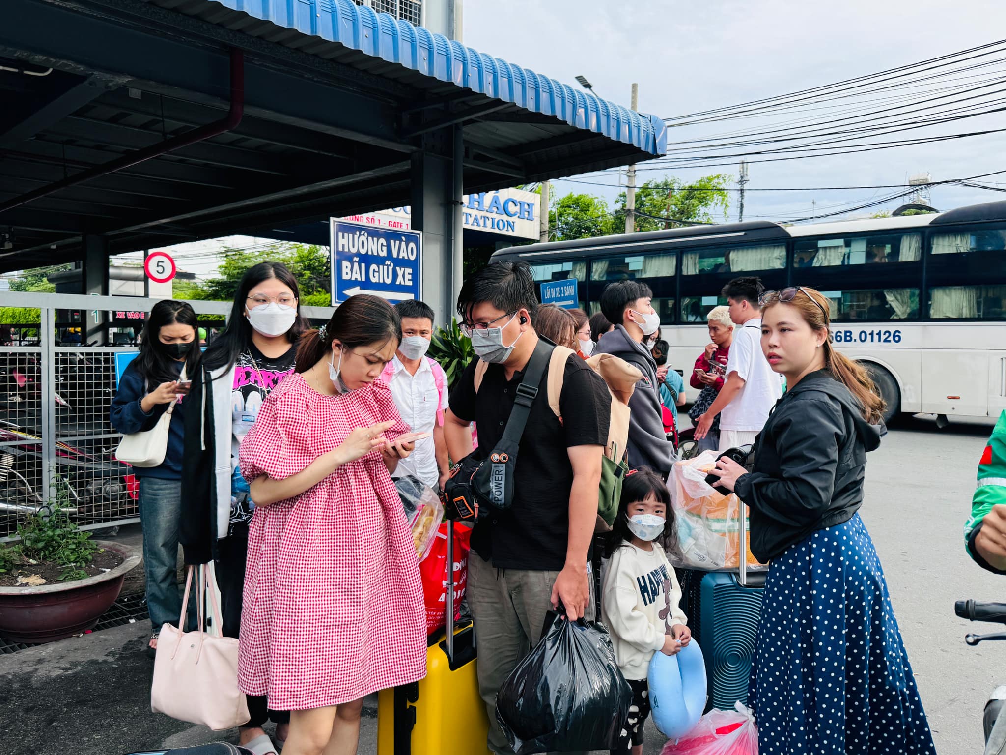 Người dân tay xách nách mang trở lại TP.HCM sau nghỉ lễ- Ảnh 11. Người dân tay xách nách mang trở lại TP.HCM sau nghỉ lễ- Ảnh 11.