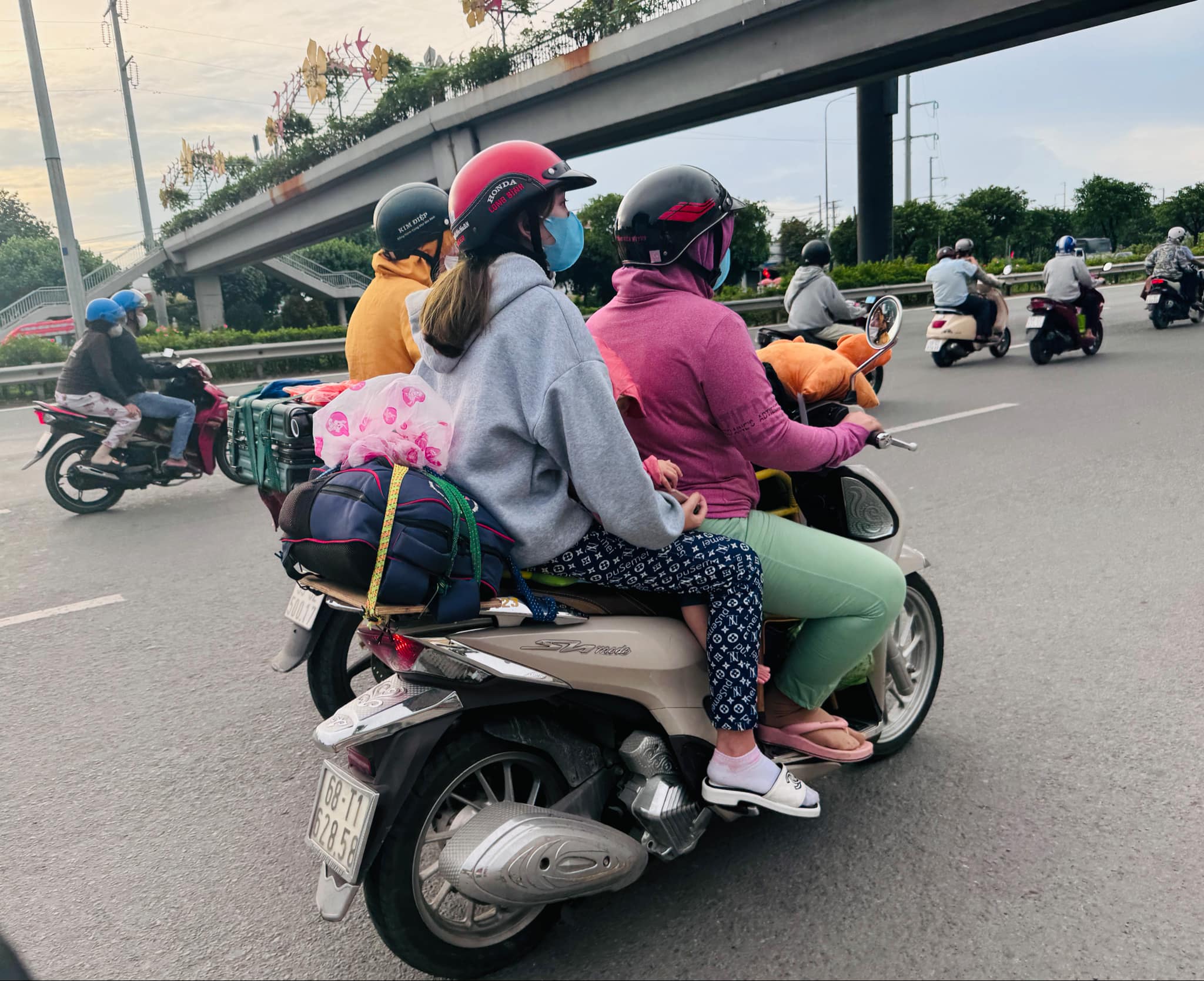 Người dân tay xách nách mang trở lại TP.HCM sau nghỉ lễ- Ảnh 5. Người dân tay xách nách mang trở lại TP.HCM sau nghỉ lễ- Ảnh 5.