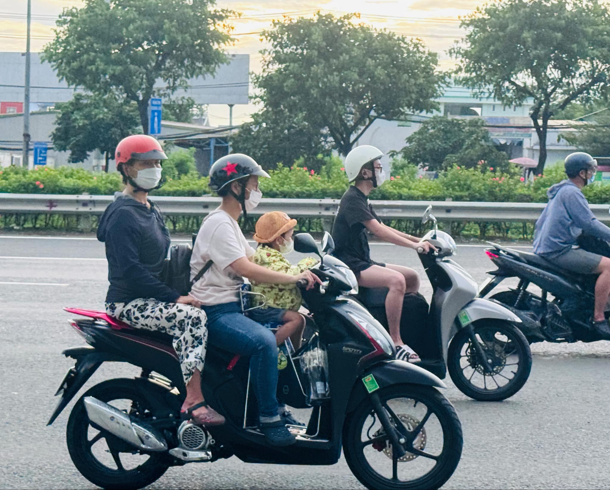 Người dân tay xách nách mang trở lại TP.HCM sau nghỉ lễ- Ảnh 7. Người dân tay xách nách mang trở lại TP.HCM sau nghỉ lễ- Ảnh 7.