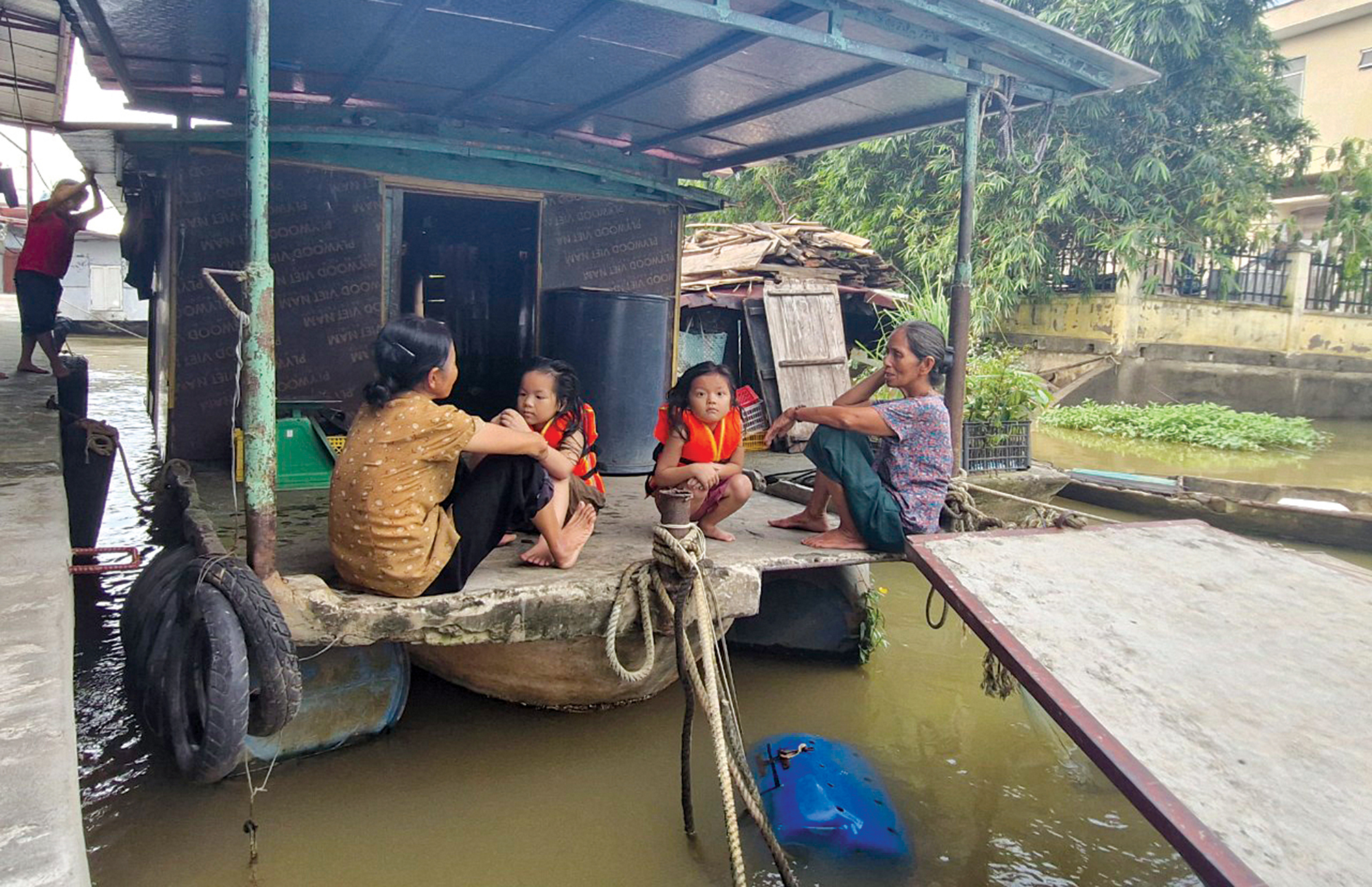 Một số gia đình với nhiều thế hệ vẫn cùng chung sống trong các con tàu nhỏ, lụp xụp trên sông