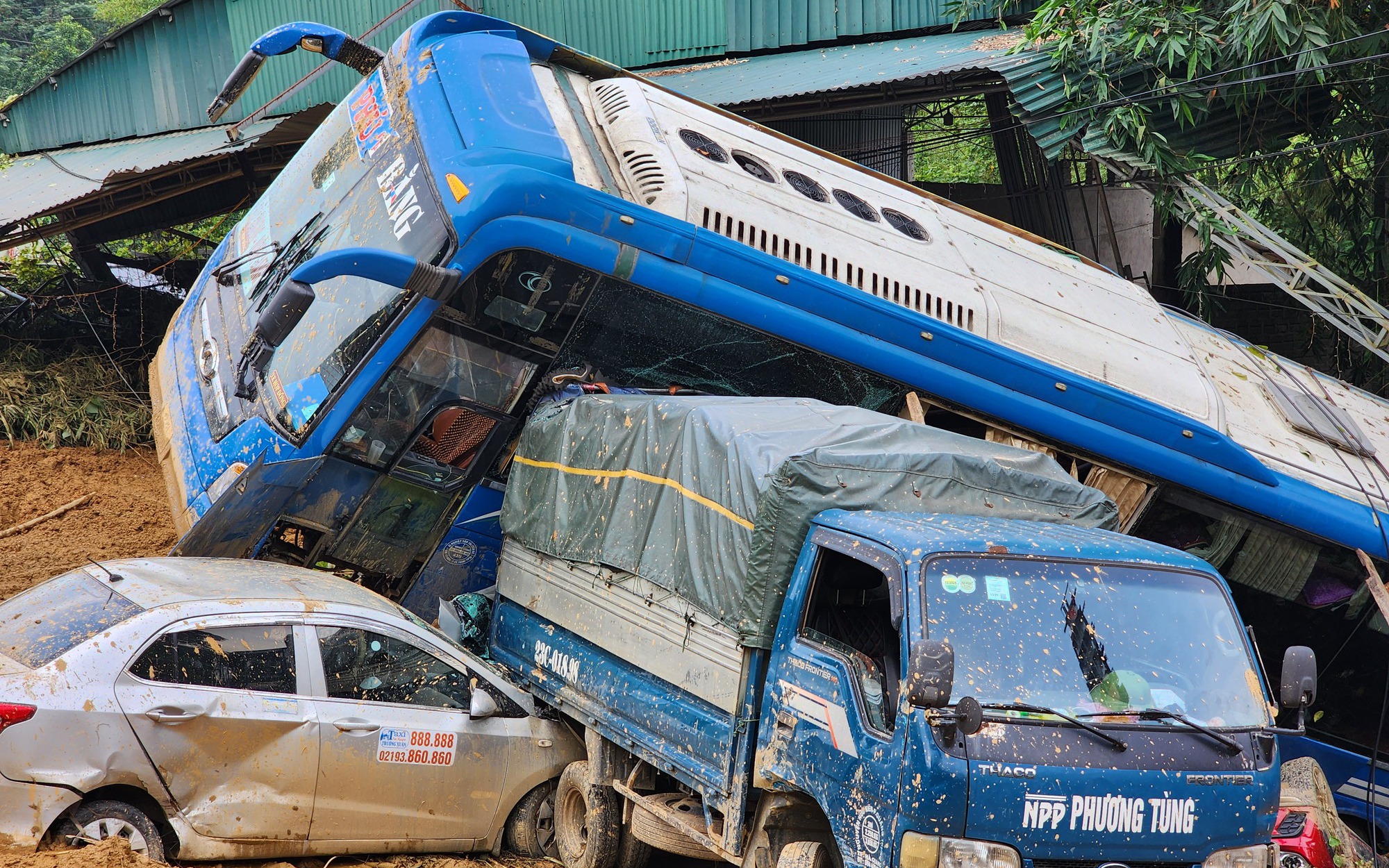 Khoảnh khắc sạt lở vùi lấp nhiều ô tô trên QL2 qua Hà Giang