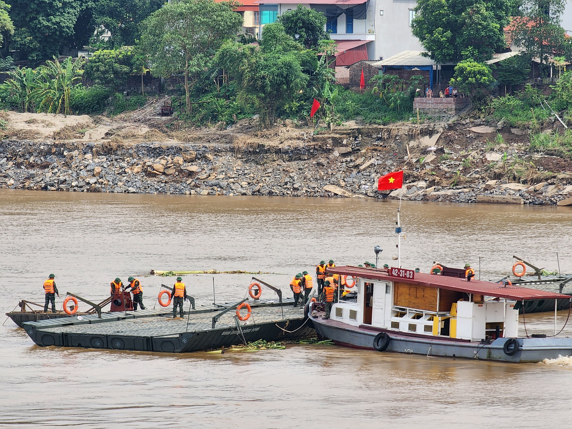 Sáng nay thông cầu phao Phong Châu, đã có hàng trăm phương tiện di chuyển- Ảnh 2.