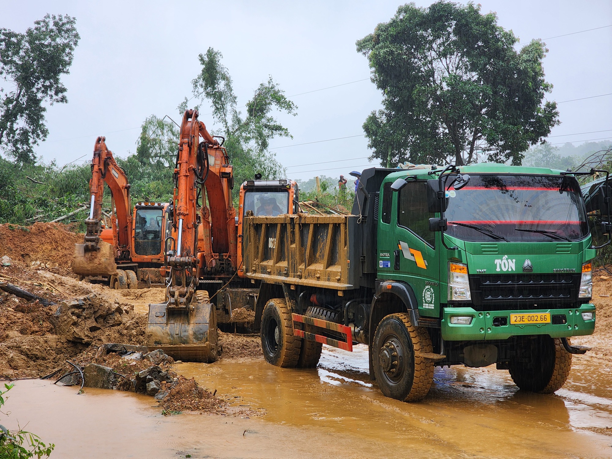 Vụ sạt lở đất trên QL2 ở Hà Giang: Khẩn trương tìm kiếm nạn nhân, thông đường- Ảnh 1.