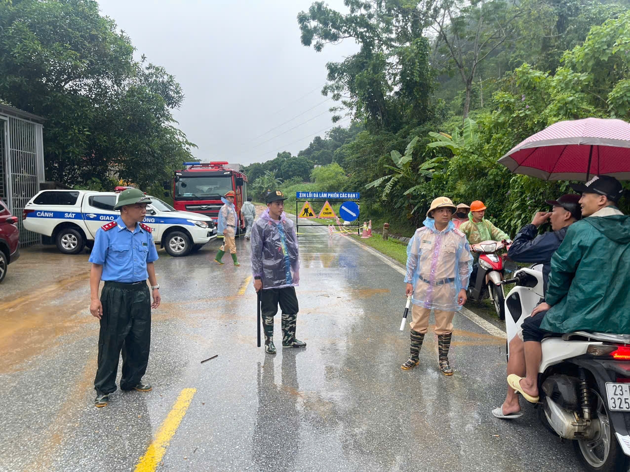 Vụ sạt lở đất trên QL2 ở Hà Giang: Khẩn trương tìm kiếm nạn nhân, thông đường- Ảnh 2.