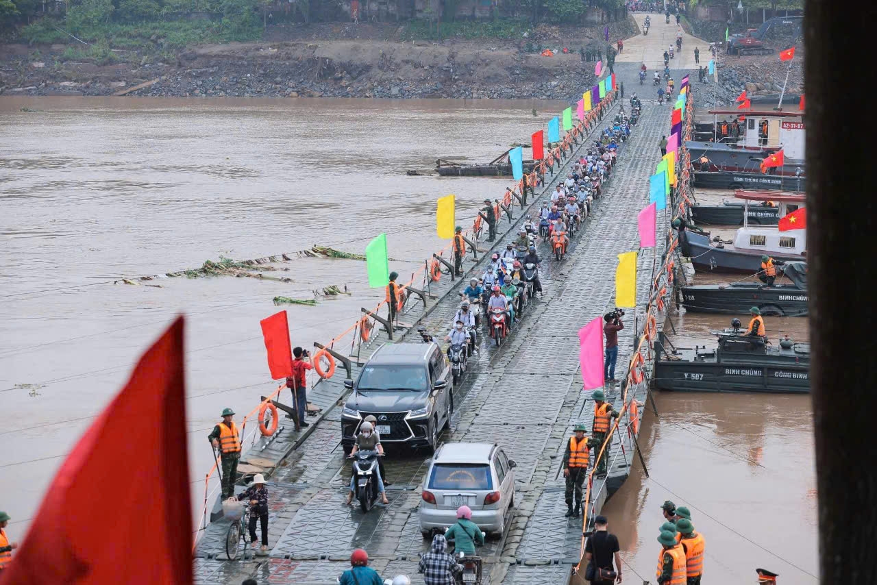 Sáng nay thông cầu phao Phong Châu, đã có hàng trăm phương tiện di chuyển- Ảnh 4.