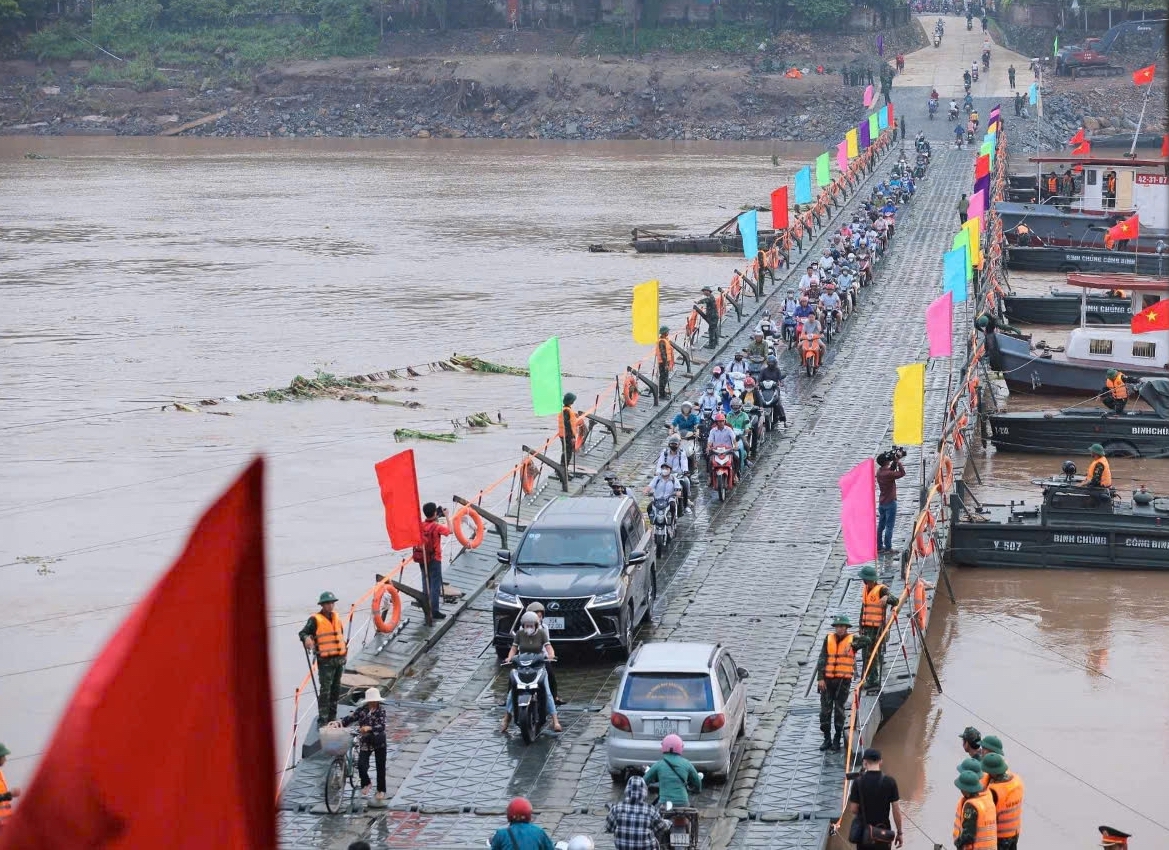 Thông cầu phao Phong Châu, phương tiện đường thủy lưu thông thế nào?- Ảnh 1.