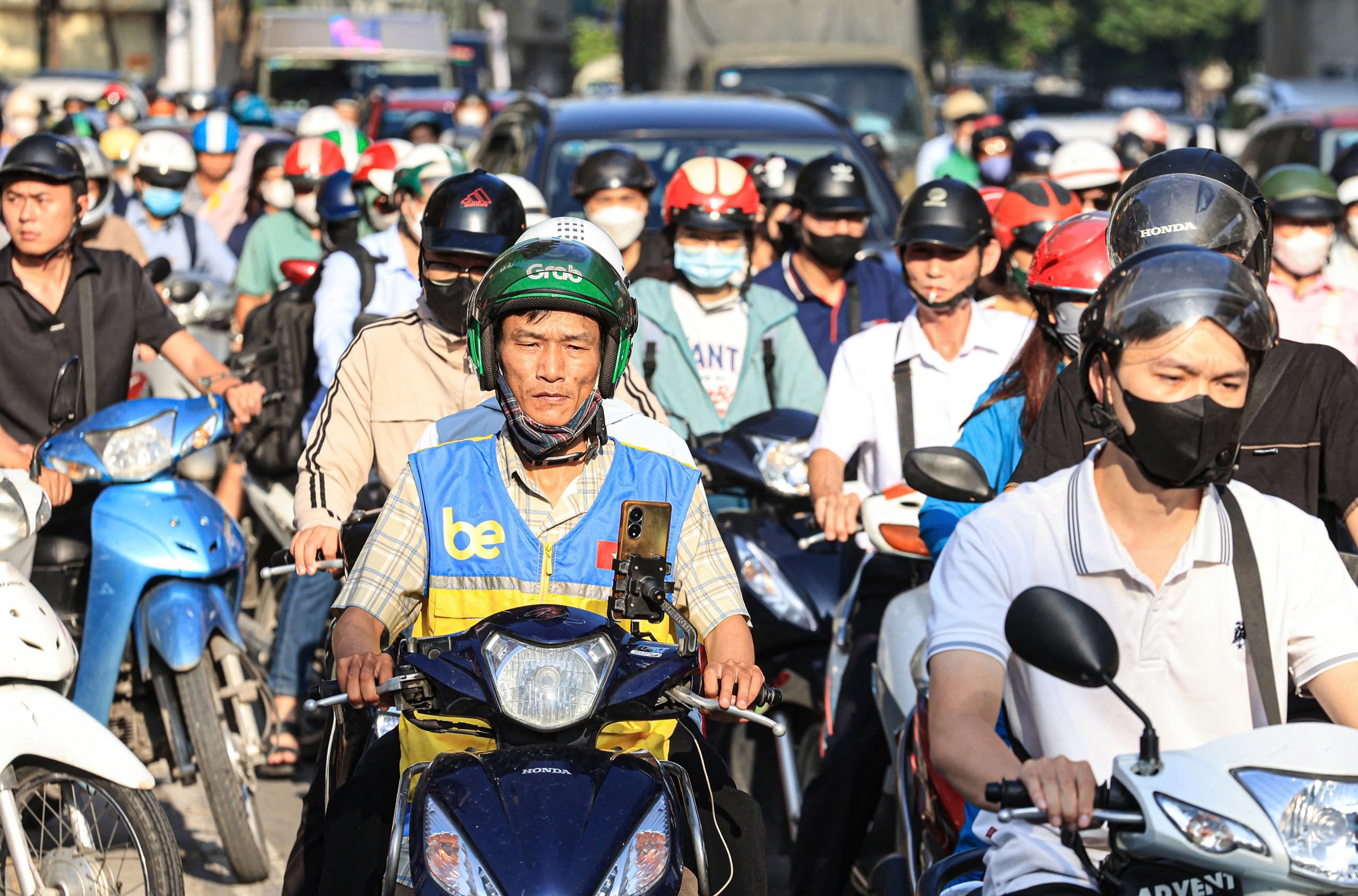 Ngày đầu đi làm sau nghỉ lễ, đường phố chật cứng người, xe- Ảnh 3.