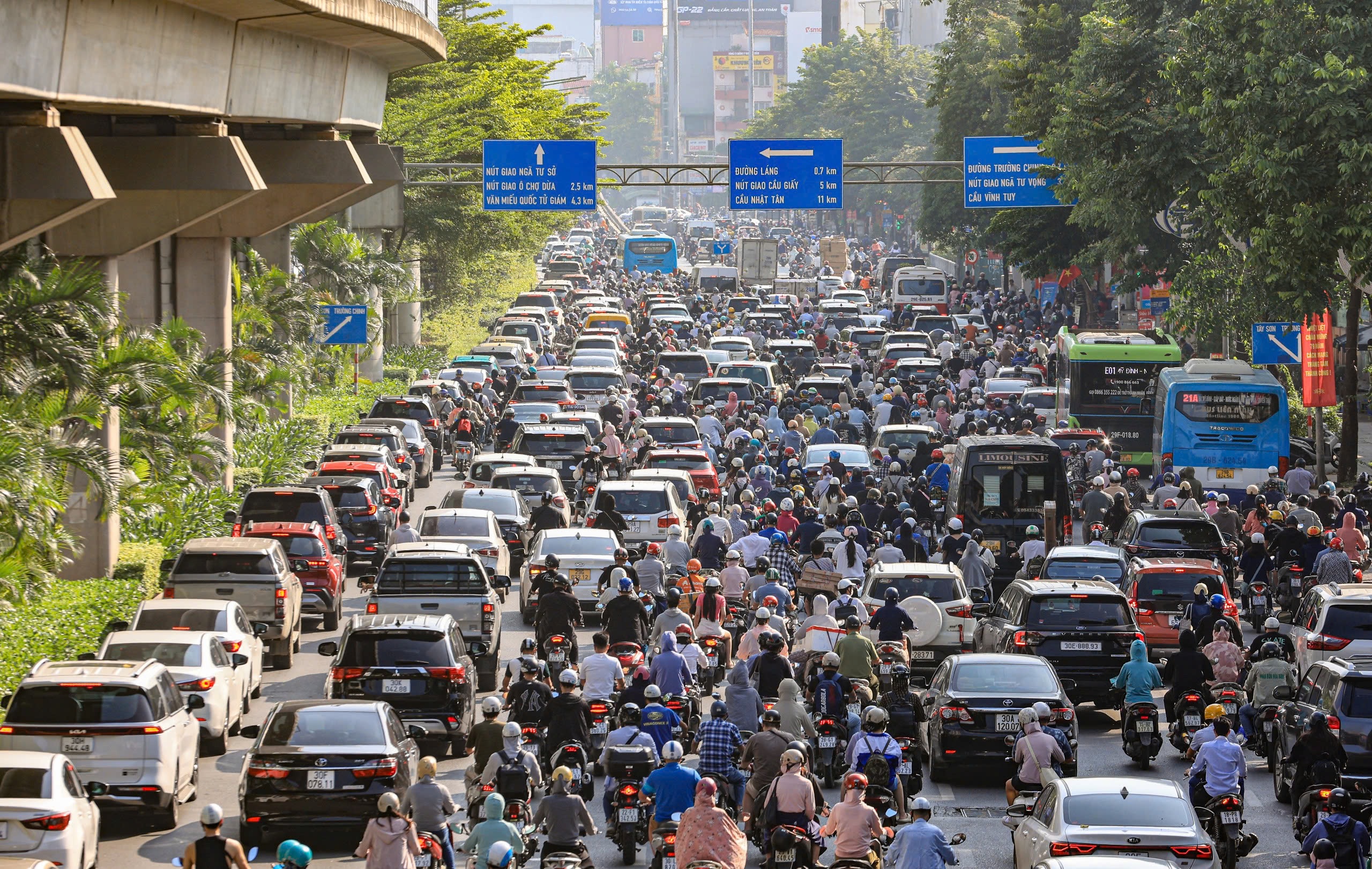 Ngày đầu đi làm sau nghỉ lễ, đường phố chật cứng người, xe- Ảnh 13.