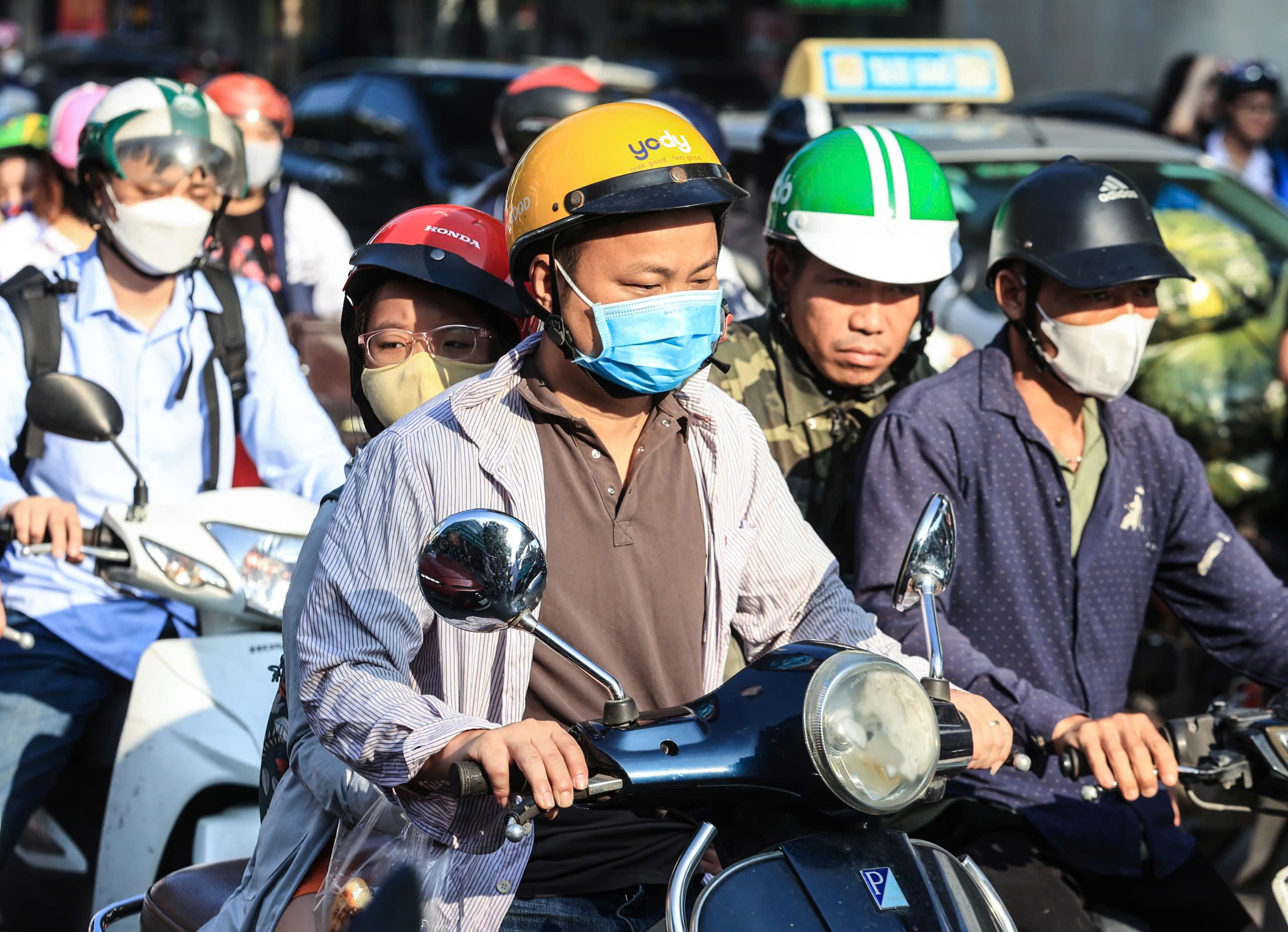 Ngày đầu đi làm sau nghỉ lễ, đường phố chật cứng người, xe- Ảnh 5.