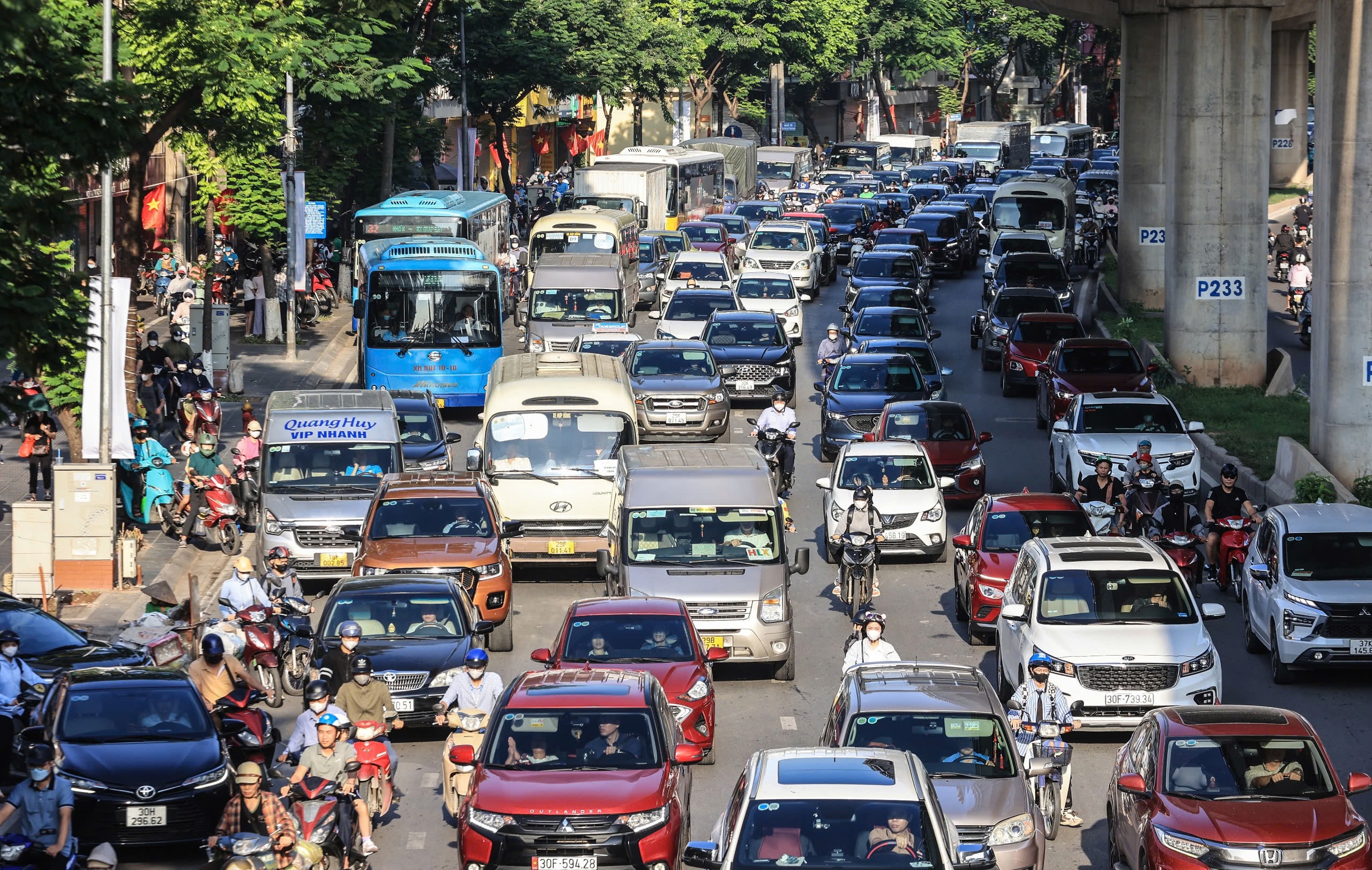 Ngày đầu đi làm sau nghỉ lễ, đường phố chật cứng người, xe- Ảnh 1.