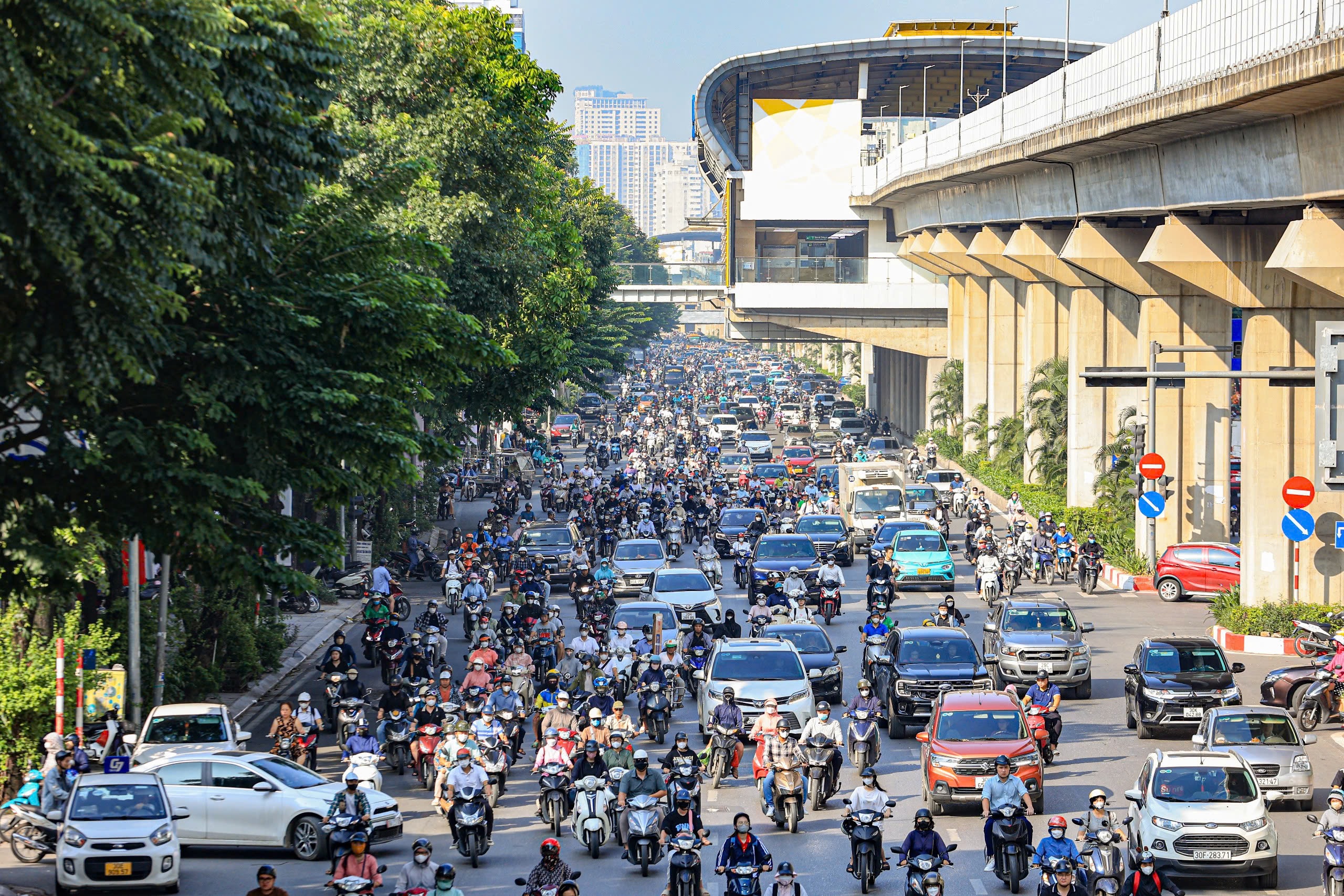 Ngày đầu đi làm sau nghỉ lễ, đường phố chật cứng người, xe- Ảnh 12.