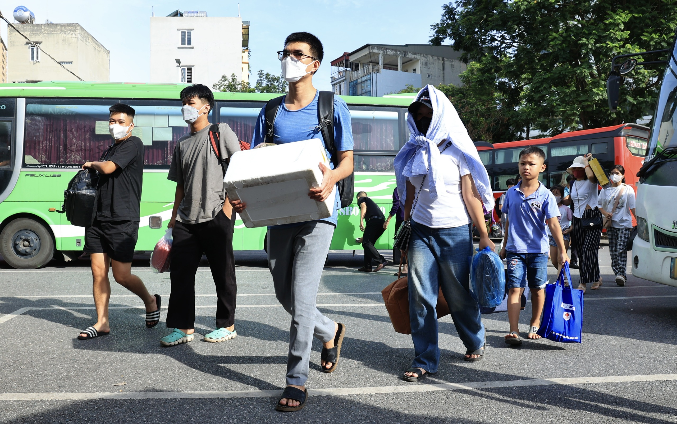 Bijna 116.000 passagiers passeerden 3 grote busstations in Hanoi ter gelegenheid van de nationale feestdag op 2 september - Foto 1. Gần 116.000 hành khách qua 3 bến xe lớn của Hà Nội  dịp lễ Quốc khánh 2/9- Ảnh 1.