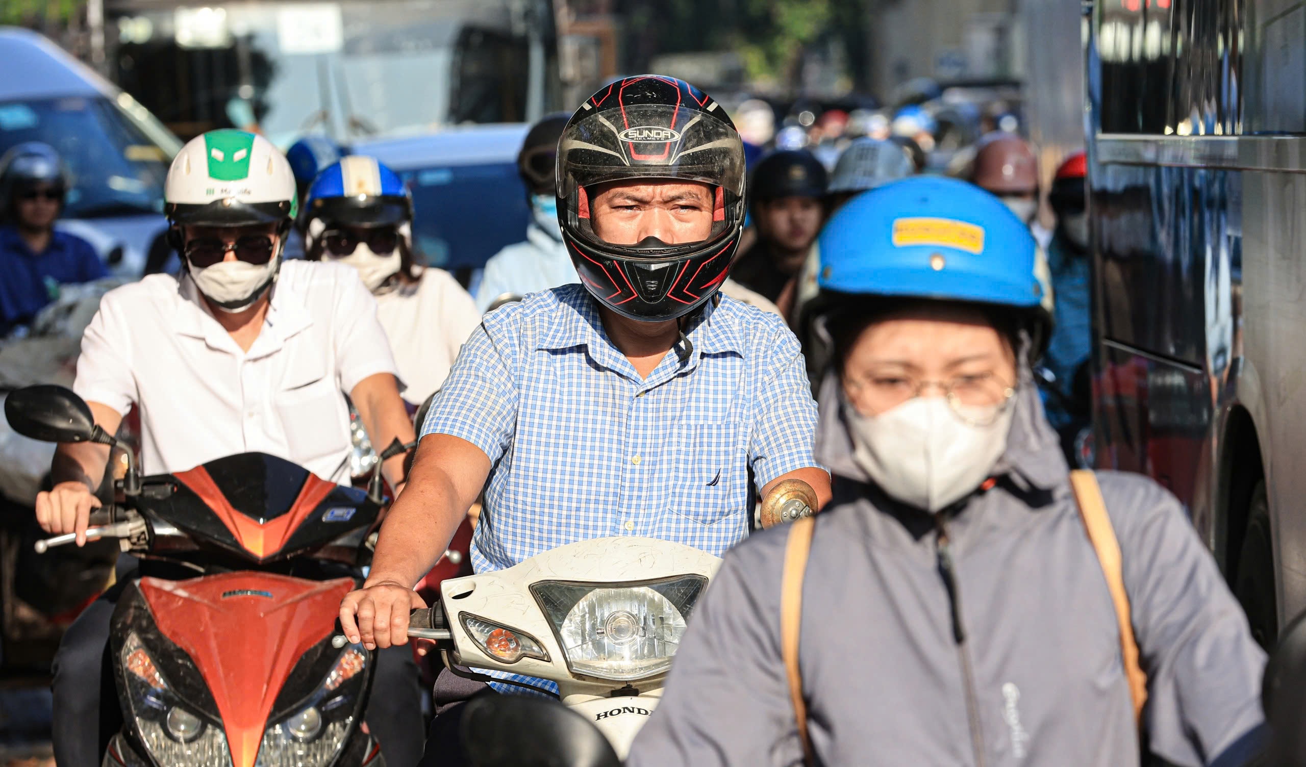 Ngày đầu đi làm sau nghỉ lễ, đường phố chật cứng người, xe- Ảnh 4.