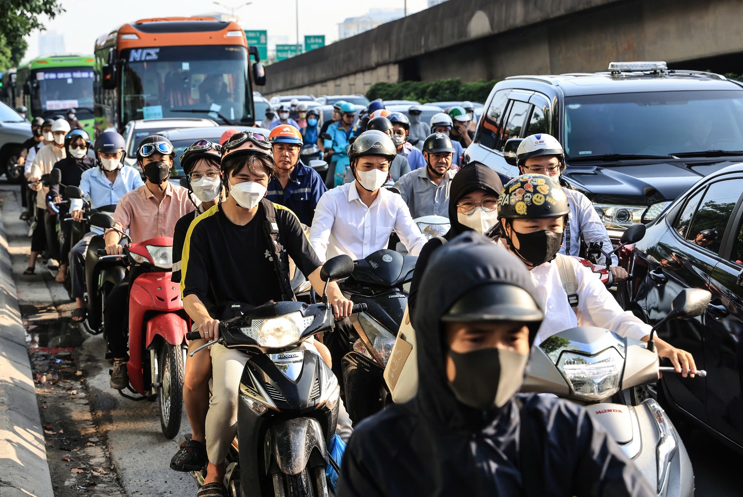 Ngày đầu đi làm sau nghỉ lễ, đường phố chật cứng người, xe- Ảnh 6.