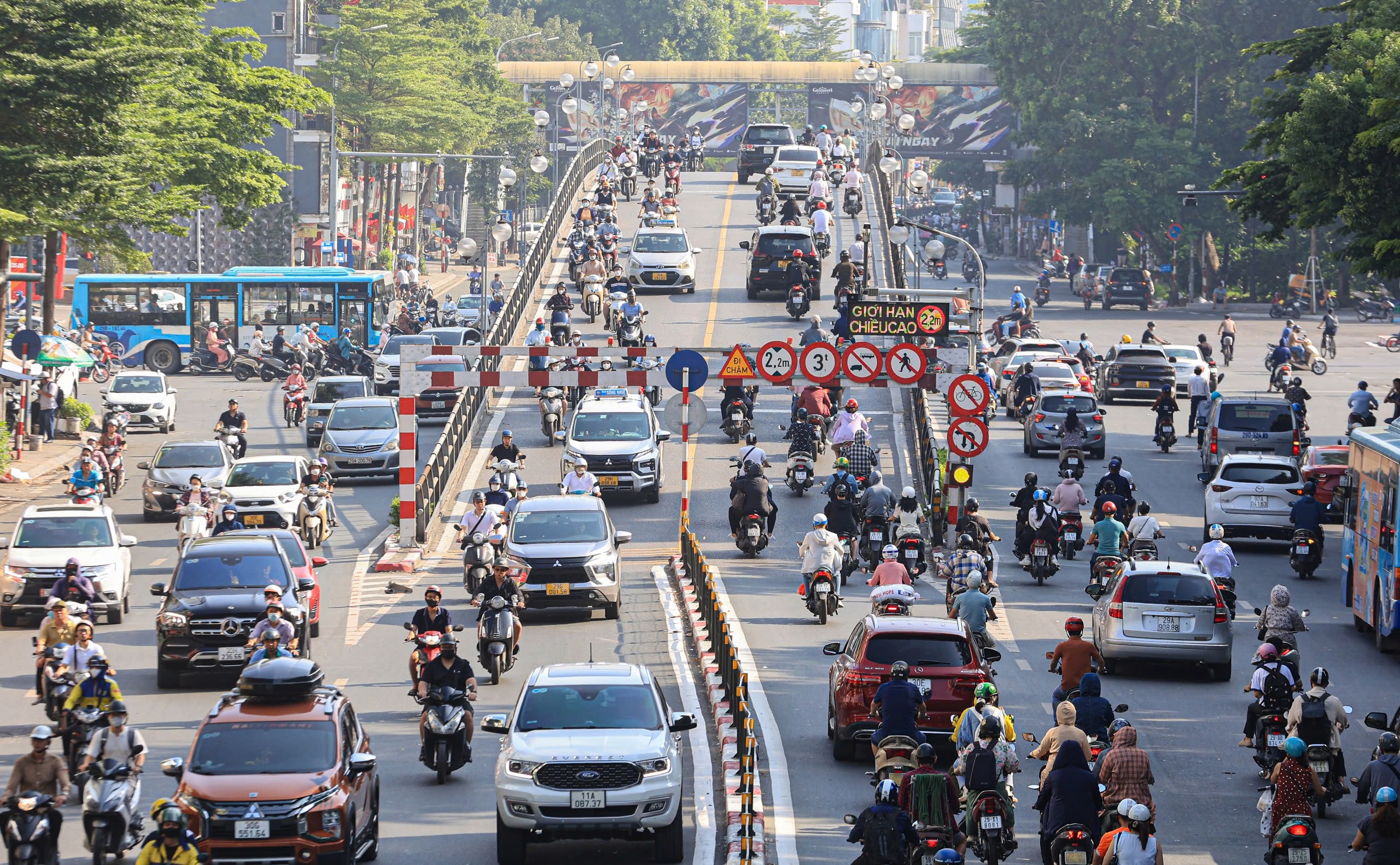 Ngày đầu đi làm sau nghỉ lễ, đường phố chật cứng người, xe- Ảnh 15.