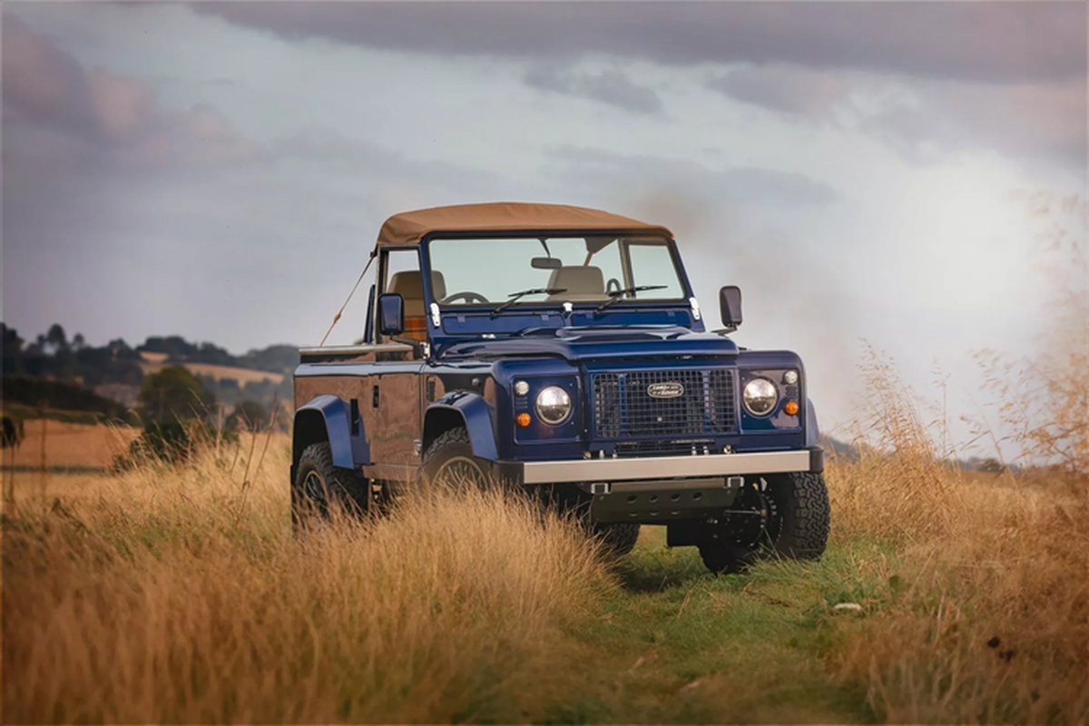 Land Rover Defender cổ điển được phục chế như mới- Ảnh 1.