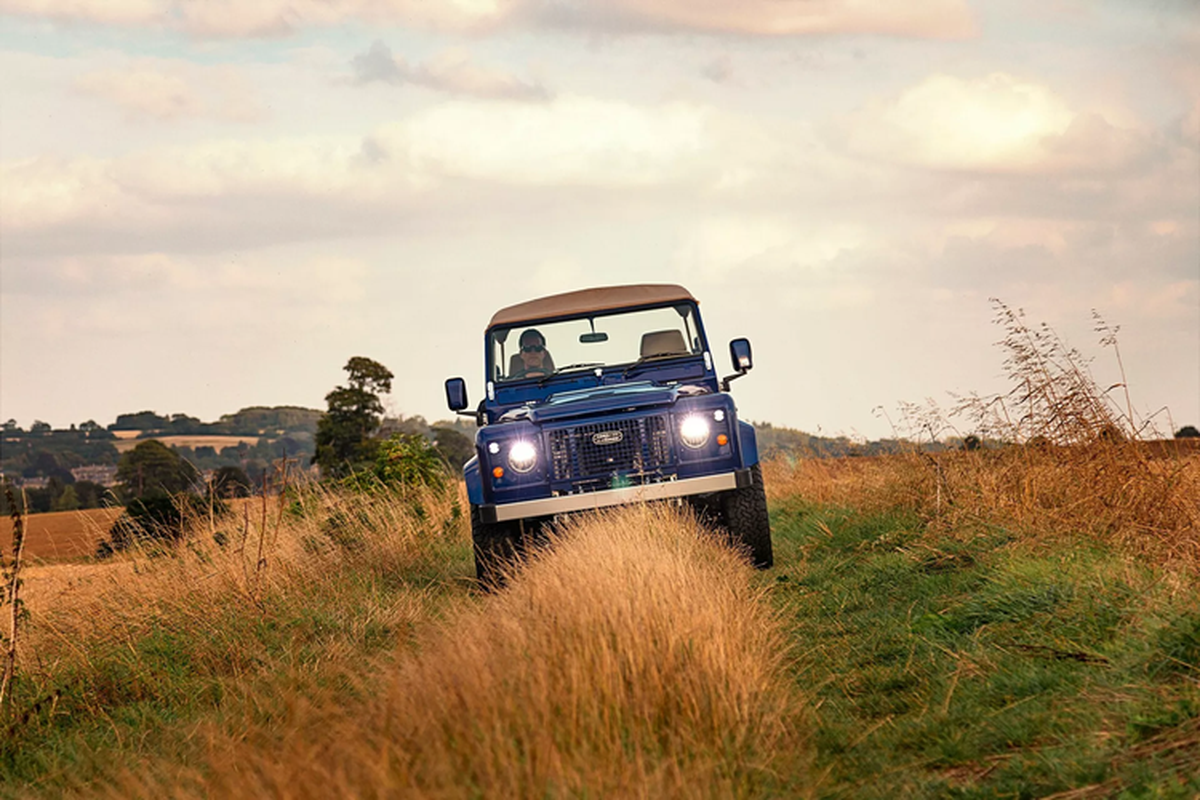 Land Rover Defender cổ điển được phục chế như mới