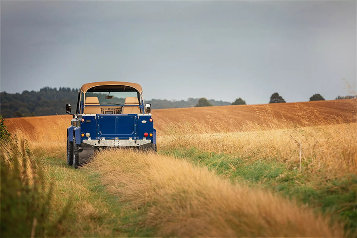 Land Rover Defender cổ điển được phục chế như mới