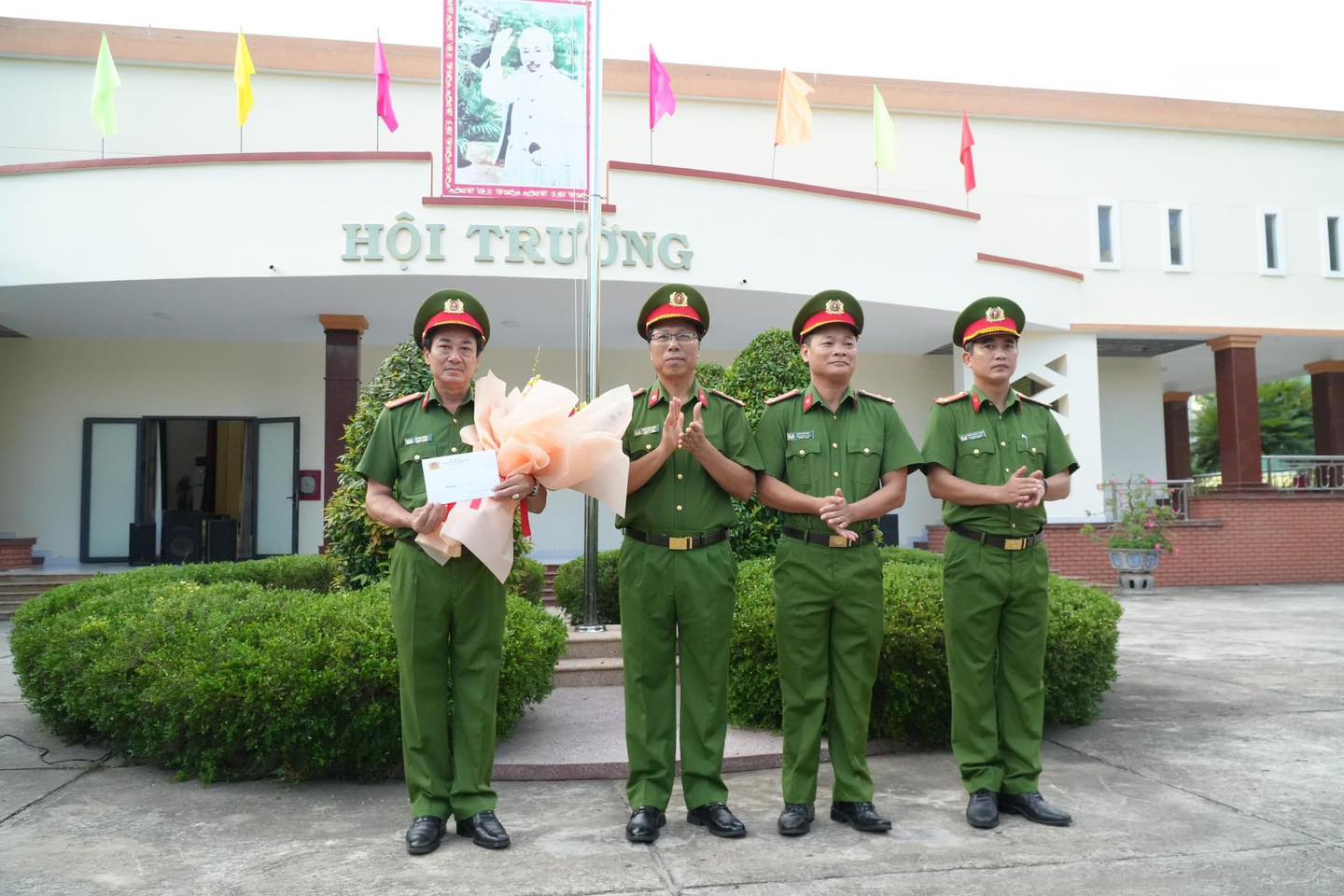 Khen thưởng tổ chuyên án bắt 3 đối tượng người Trung Quốc giết tài xế, cướp taxi- Ảnh 1.