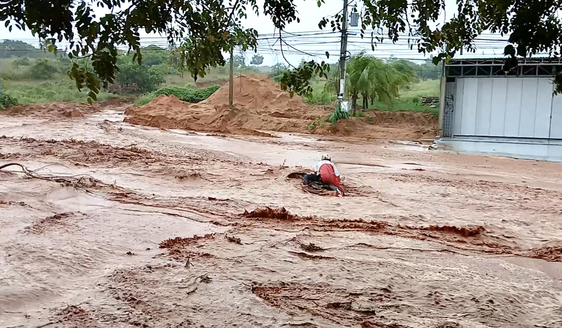 Mưa lớn, nước chảy như thác trên đường ven biển Mũi Né- Ảnh 1.