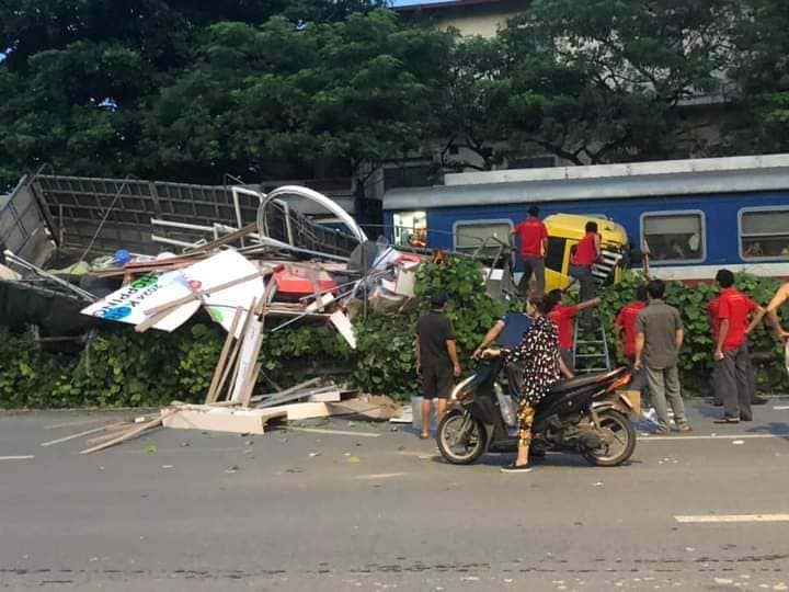 Va chạm với tàu hoả, một lái xe tải bị thương- Ảnh 1.