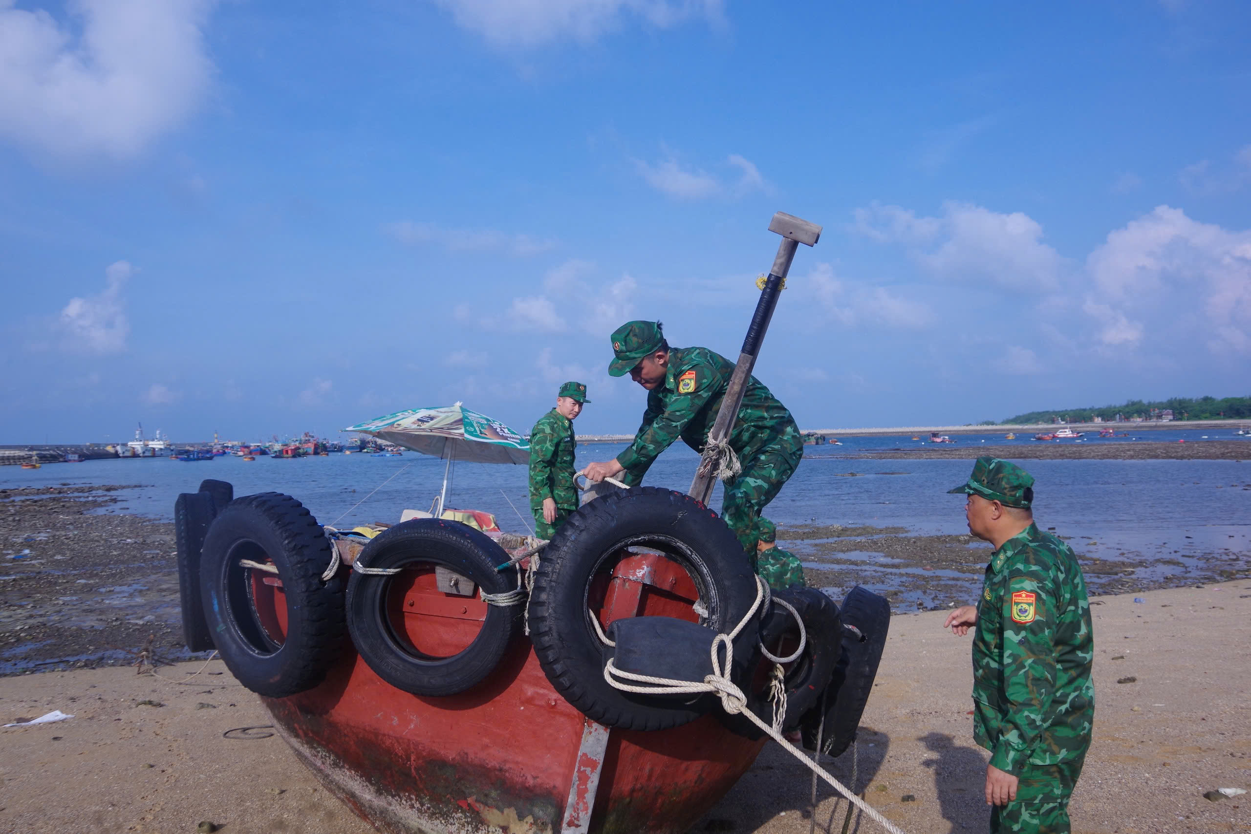 Bão số 3 mạnh lên thành siêu bão: Các tỉnh sẵn sàng phương án dừng phà, cầu vượt biển- Ảnh 1.