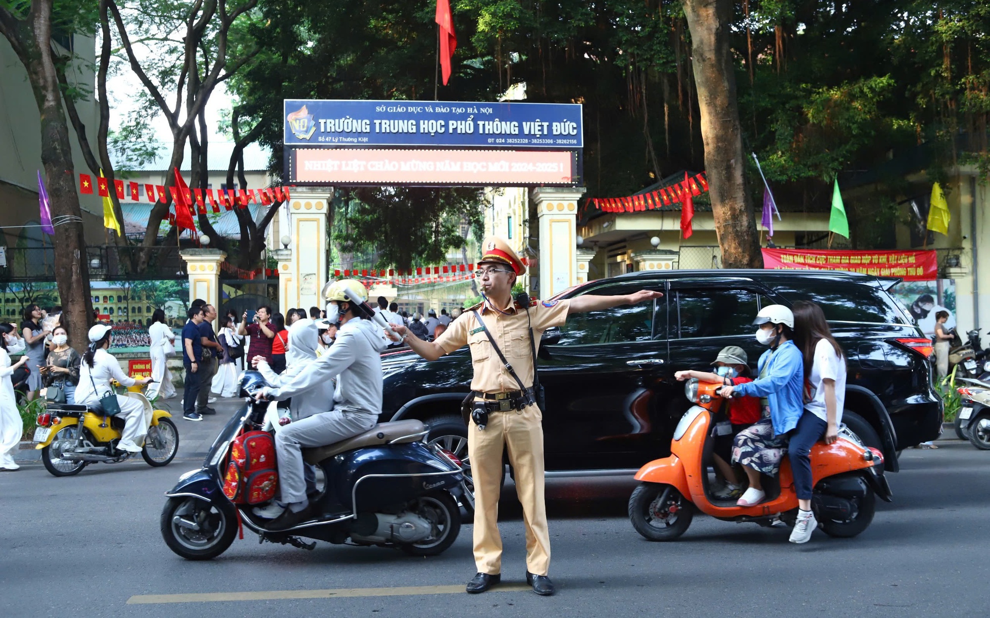 CSGT Hà Nội căng mình điều tiết, giao thông nhiều cổng trường thông thoáng ngày khai giảng