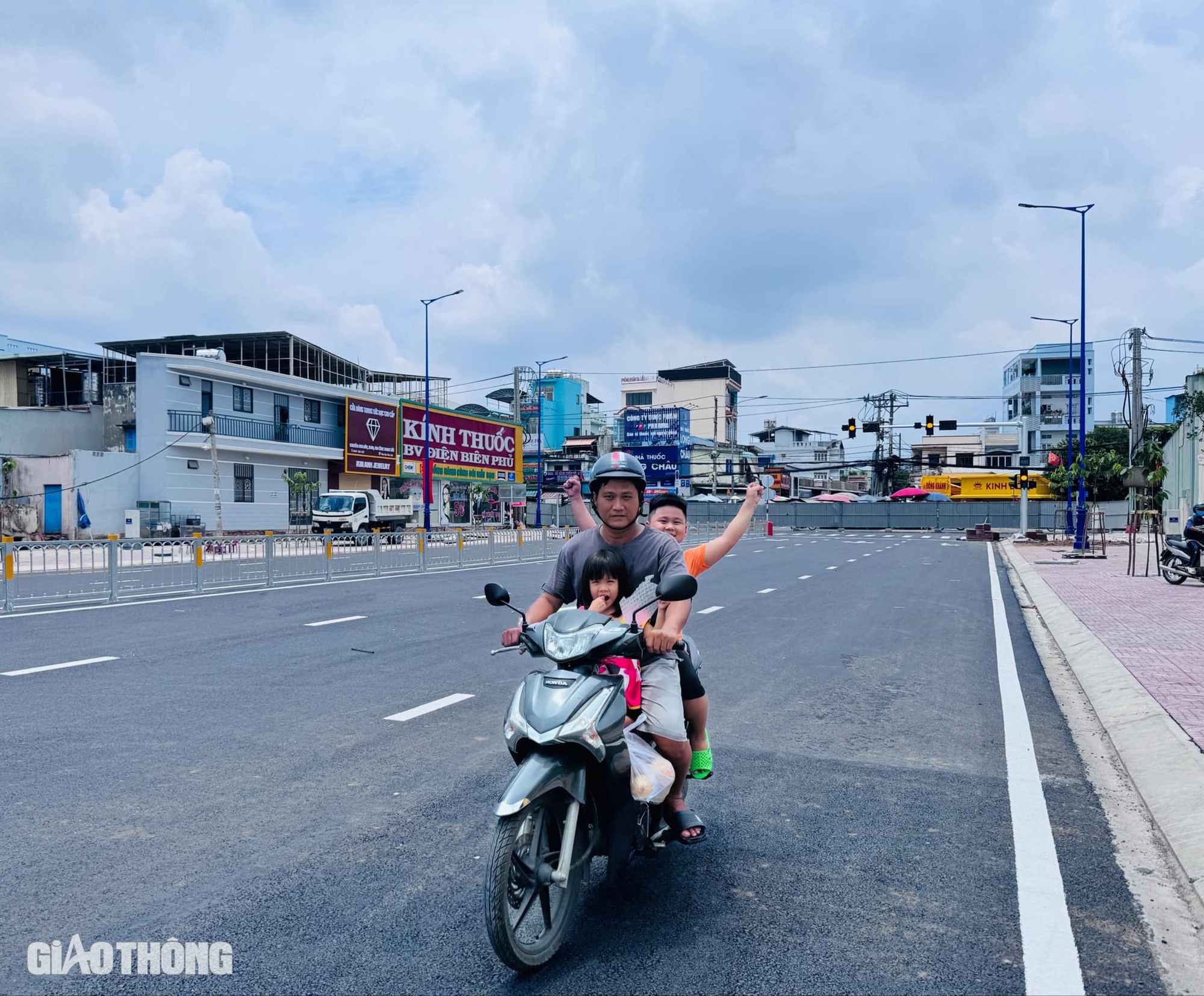 Thông xe đường Tên Lửa ở TP.HCM: Món quà cho năm học mới- Ảnh 11.